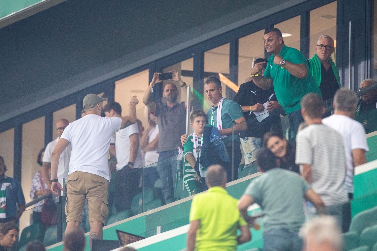 Eklat nach der Blamage gegen Vaduz: Rapid-Fans stürmen den VIP-Bereich, stellen unter anderem Rapid-Präsidiumsmitglied Stefan Singer (r.) zur Rede.