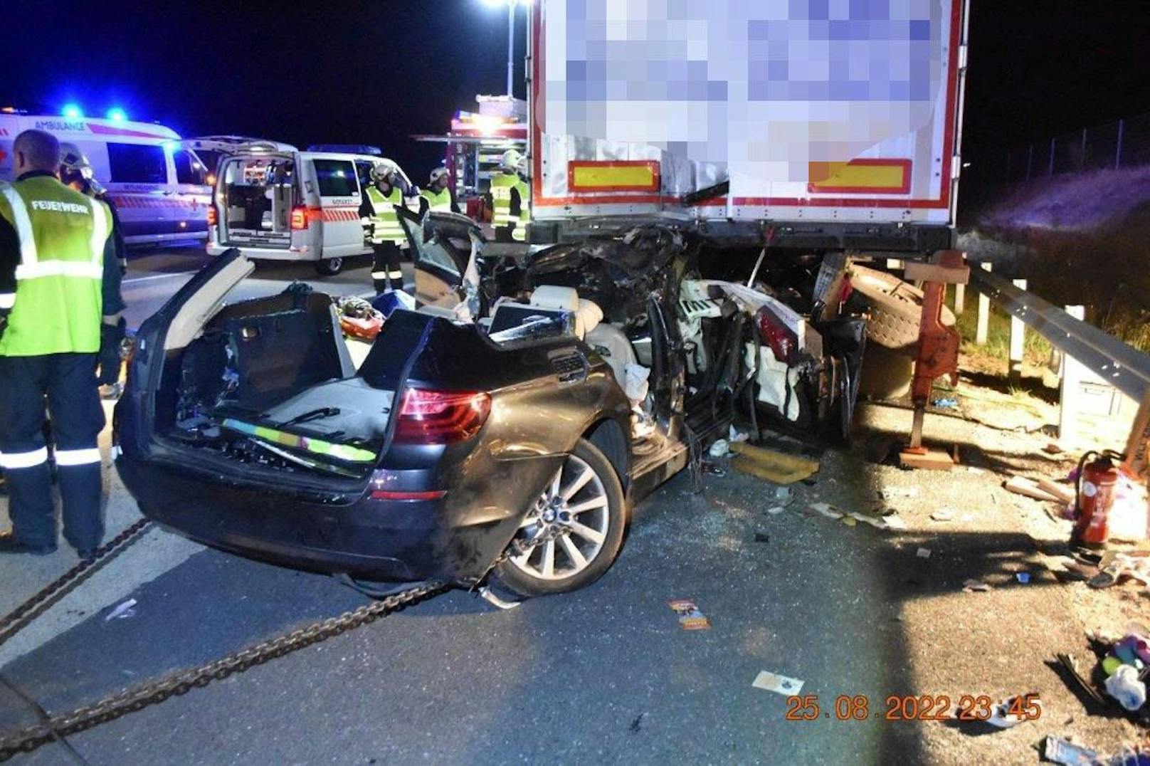 Unfassbare Bilder von der A5: Das Fahrzeug fuhr ungebremst auf den Sattelschlepper auf