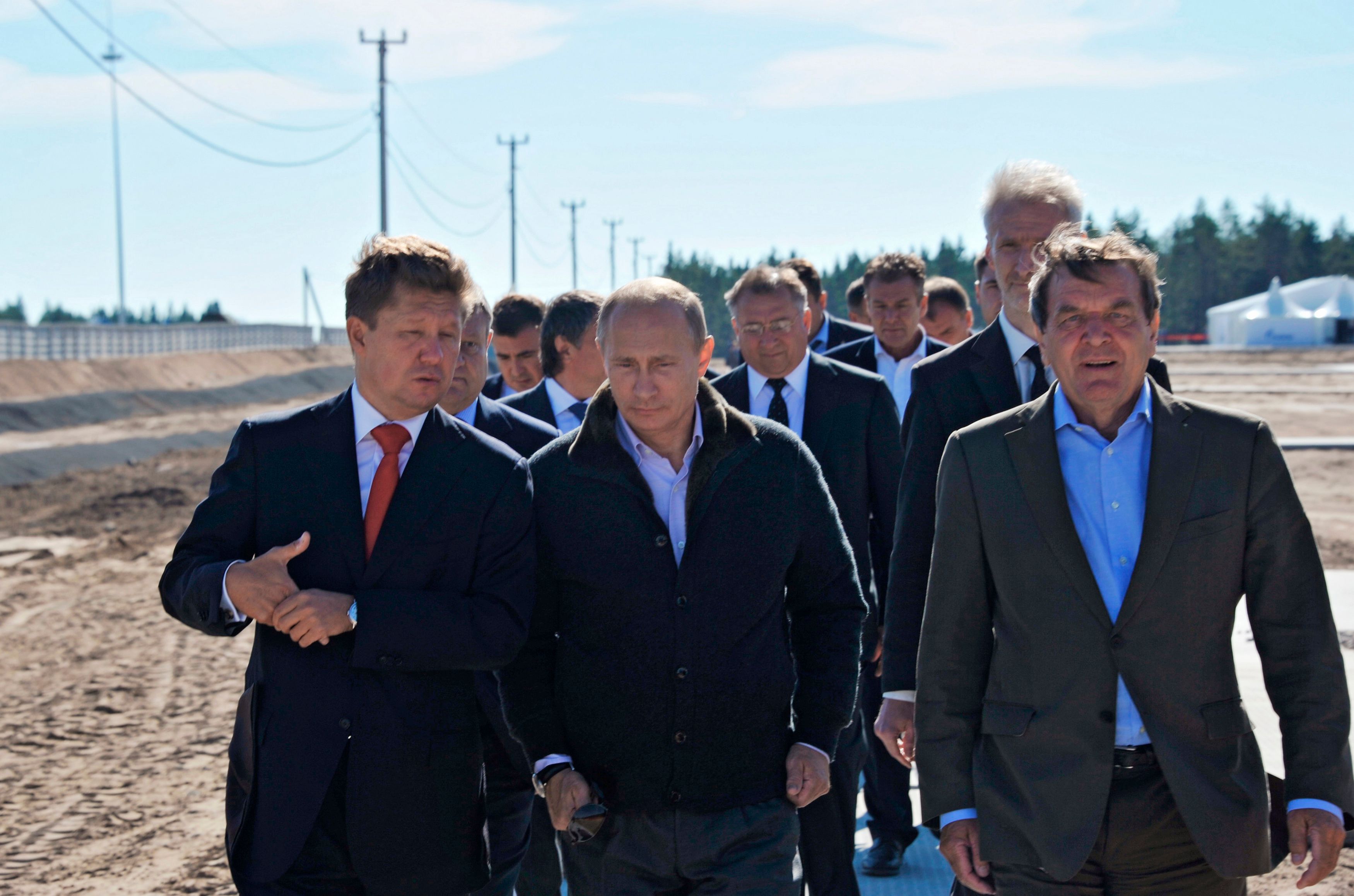 Wladimir Putin (m.) mit seinem Freund und Pipeline-Fan, dem deutschen Altkanzler Gerhard Schröder (r.)bei einem Besuch der Gazprom-Anlage in Portowaja im September 2011.