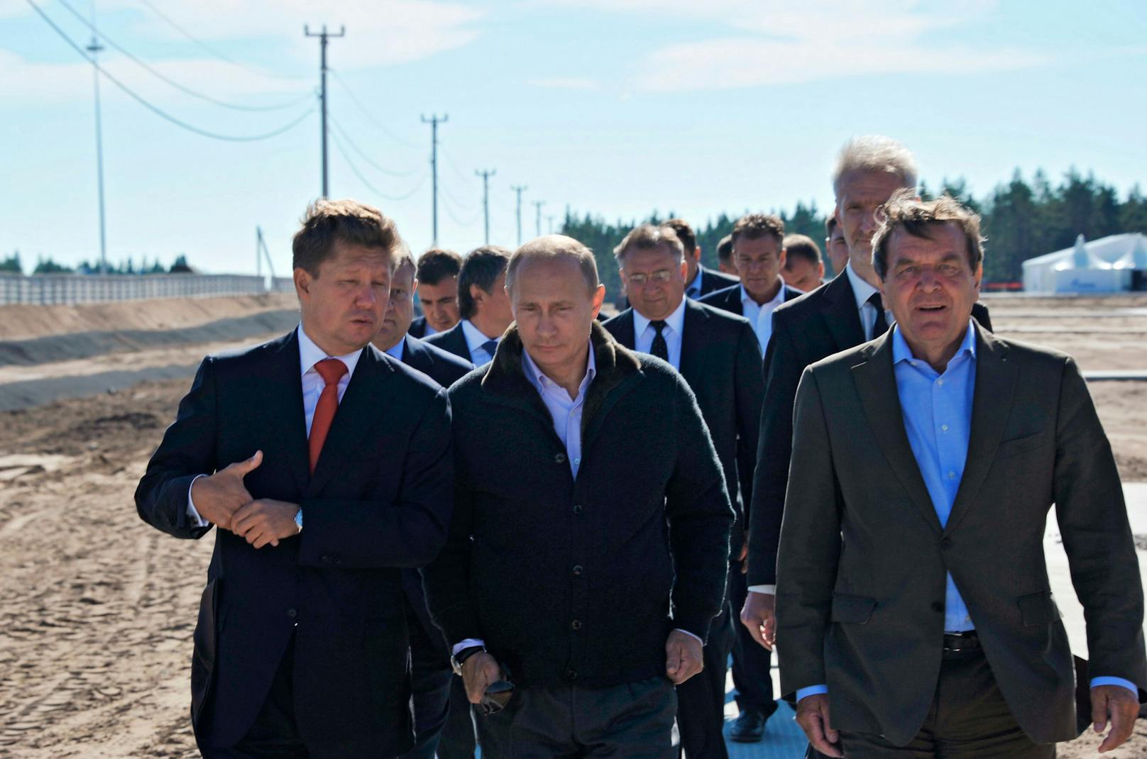 Wladimir Putin (m.) mit seinem Freund und Pipeline-Fan, dem deutschen Altkanzler Gerhard Schröder (r.) bei einem Besuch der Gazprom-Anlage in Portowaja im September 2011.