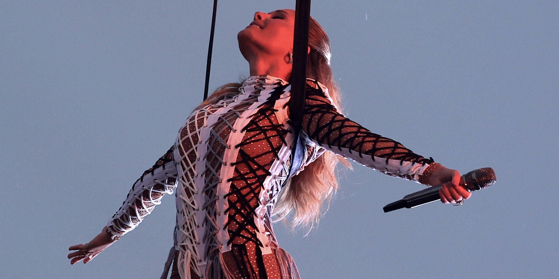 Die Sängerin flog über ihr Publikum.