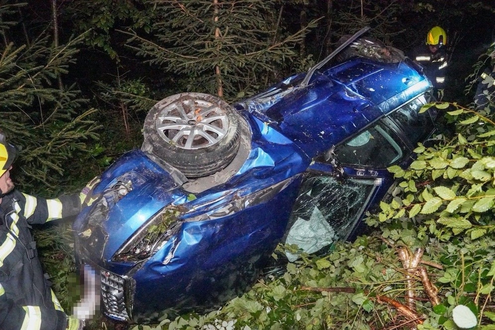 Der Pkw stürzte 25 Meter tief ab.