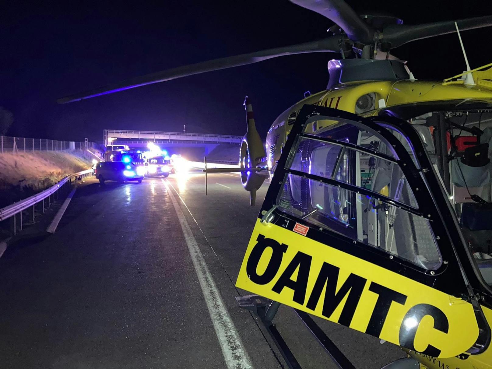 Drei Tote bei Unfall bei Poysdorf: Rettungskräfte standen im Großeinsatz, 2 Helikopter waren vor Ort.