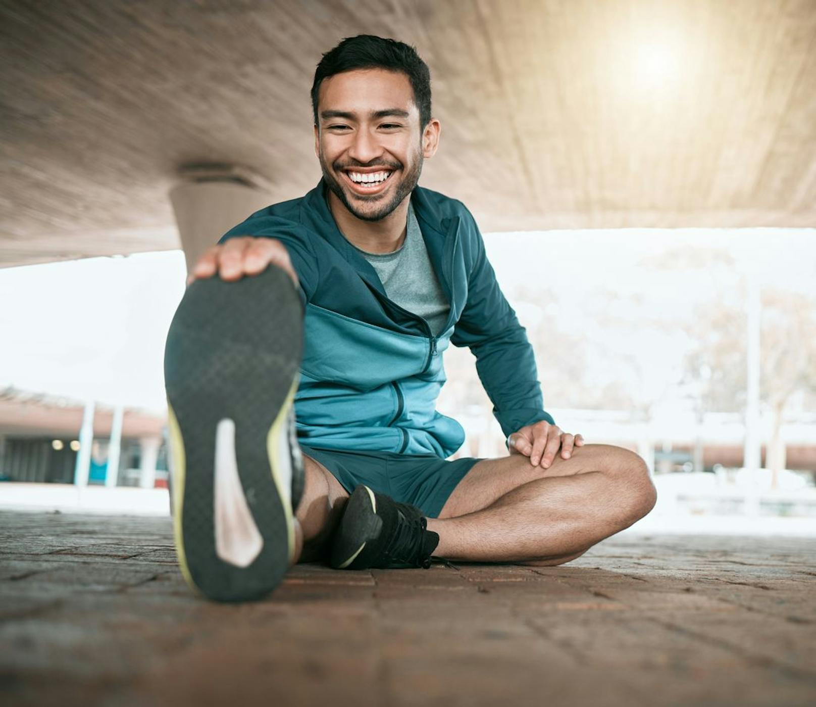 Ein langsamer Stoffwechsel kann ebenfalls dazu führen, dass dein Gesicht mehr oder weniger aufquellt. Ein wenig Sport bringt deinen Kreislauf wieder in Schwung und verringert die Wassereinlagerungen (am ganzen Körper).