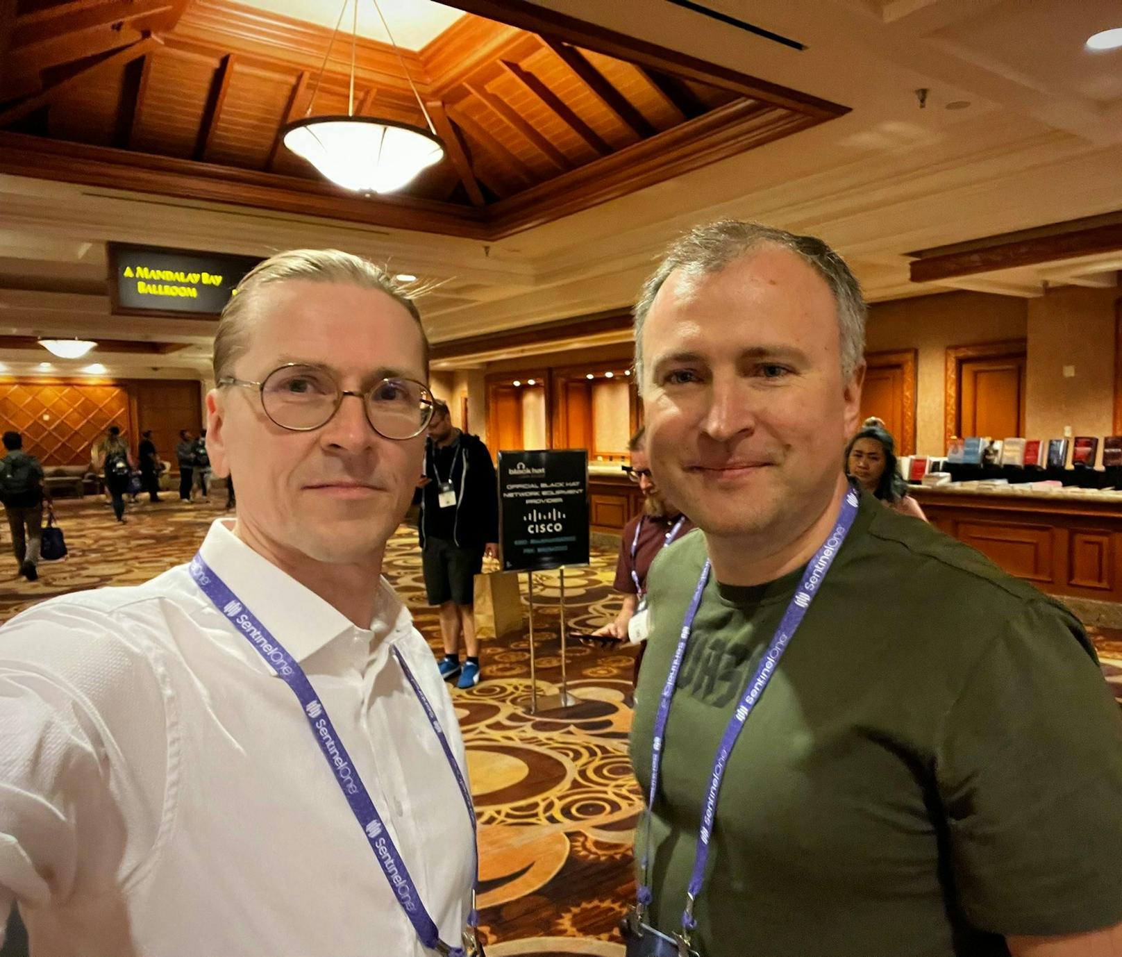 Auf der Hackerkonferenz Black Hat in den USA traf der stellvertretende Leiter der ukrainischen Cybersicherheitsbehörde Victor Zhora (r.) auch den finnischen IT-Experten Mikko Hyppönen.