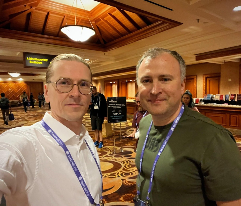 Auf der Hackerkonferenz Black Hat in den USA traf der stellvertretende Leiter der ukrainischen Cybersicherheitsbehörde Victor Zhora (r.) auch den finnischen IT-Experten Mikko Hyppönen.