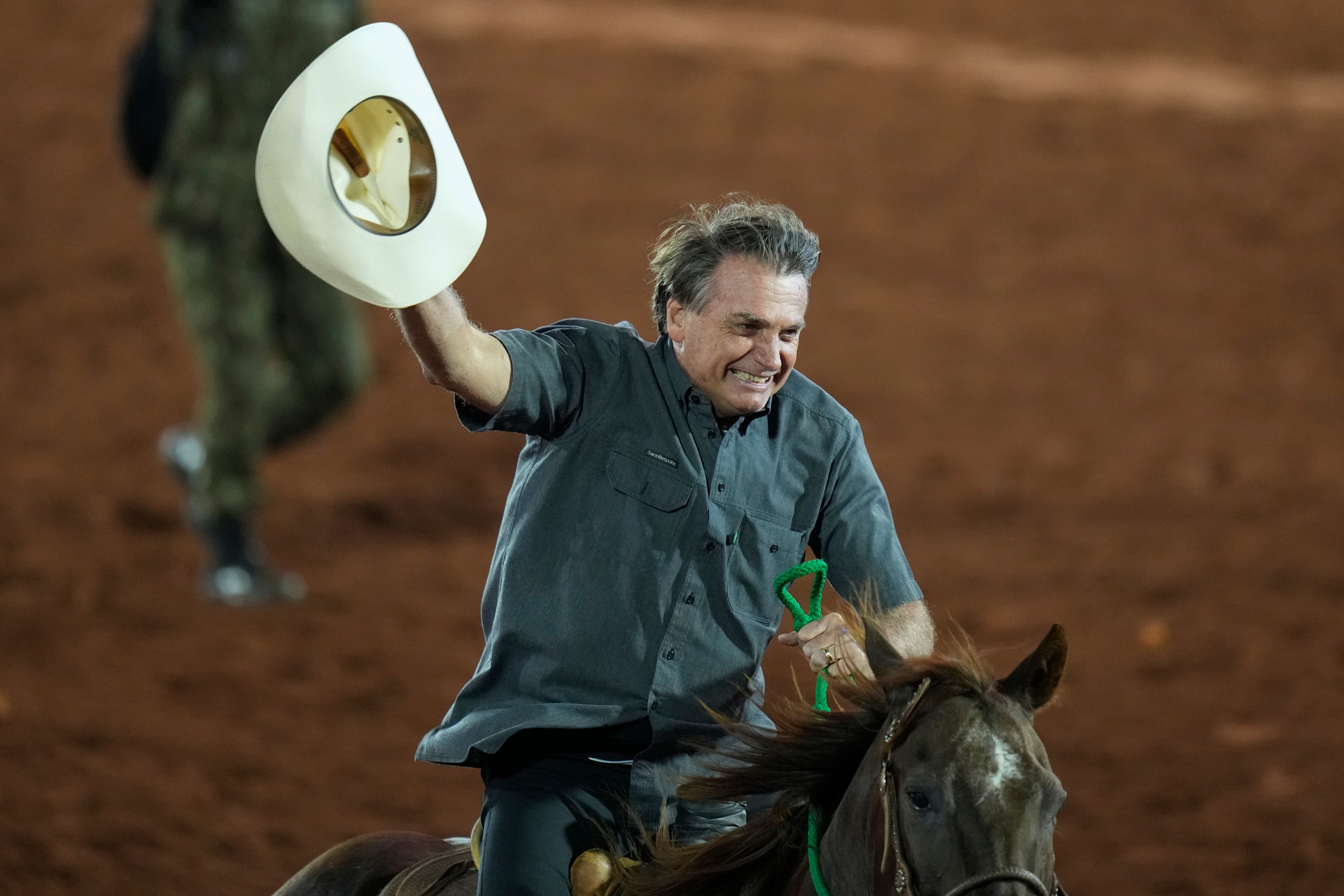 Download von www.picturedesk.com am 27.08.2022 (17:59).  Brazilian President Jair Bolsonaro, who is running for a second term, rides a horse at the the Barretos Rodeo International Festival in Barretos, Sao Paulo state Brazil, Friday, Aug. 26, 2022. Brazil's general elections are scheduled for Oct. 2, 2022. (AP Photo/Andre Penner) - 20220827_PD0370 - Rechteinfo: Rights Managed (RM)