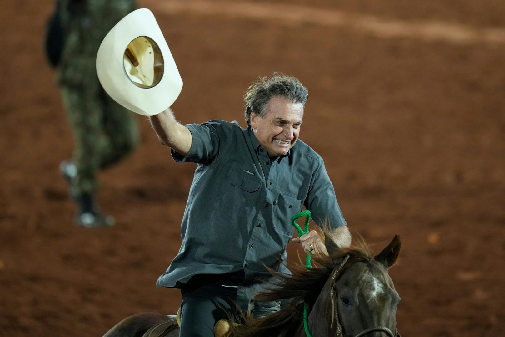 Der brasilianische Präsident Jair Bolsonaro bei einem Rodeo-Ritt am Freitag.