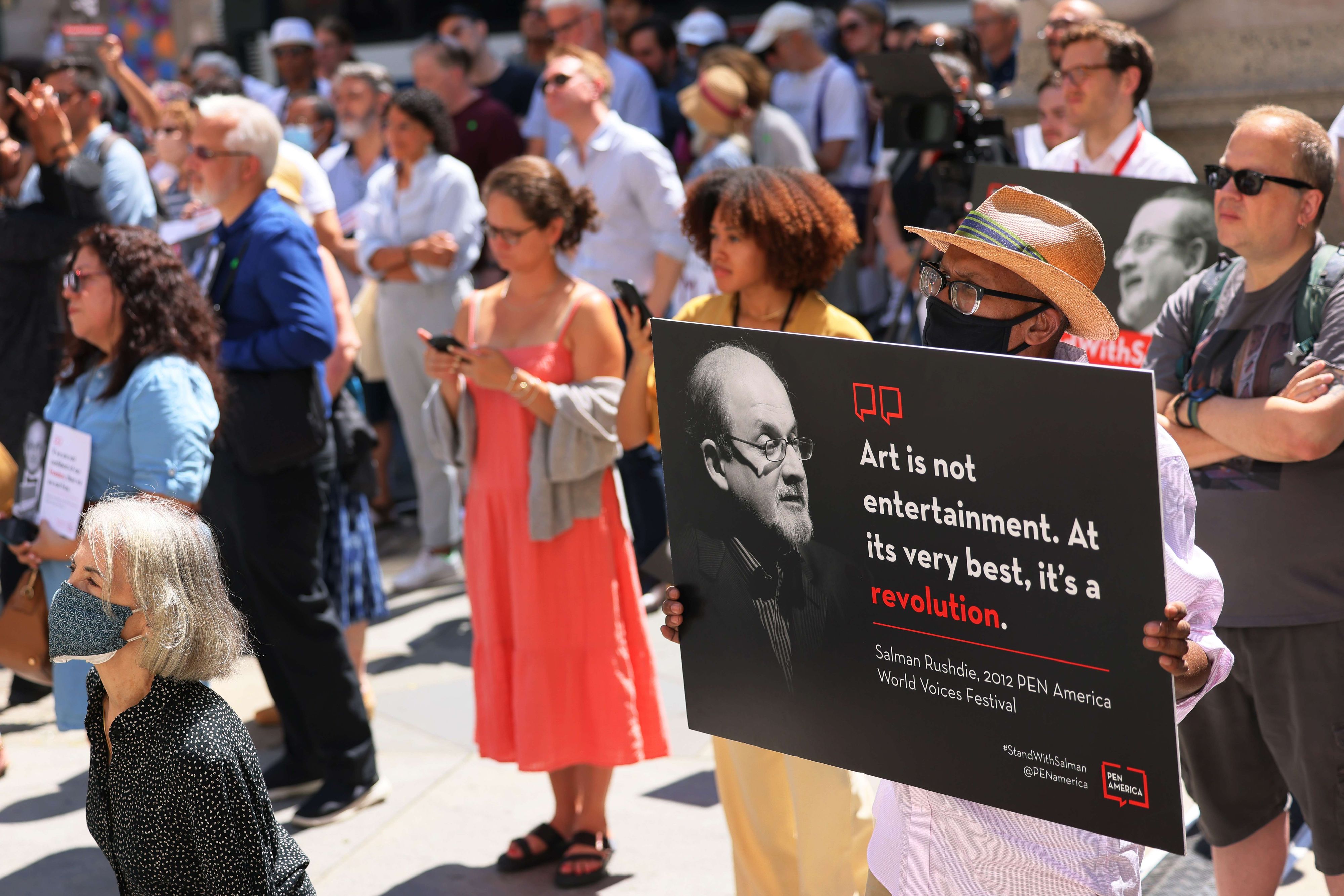 Download von www.picturedesk.com am 27.08.2022 (12:39).  NEW YORK, NEW YORK - AUGUST 19: People gather at the steps of the New York Public Library to show support for Salman Rushdie on August 19, 2022 in New York City. The New York literary community gathered at the New York Public Library in solidarity with Salman Rushdie a week after he was attacked and stabbed multiple times while giving a talk at the Chautauqua Institution. His attacker pleaded not guilty on Thursday to charges of second-degree attempted murder and second-degree assault. Michael M. Santiago/Getty Images/AFP.== FOR NEWSPAPERS, INTERNET, TELCOS & TELEVISION USE ONLY == - 20220819_PD5335 - Rechteinfo: Rights Managed (RM) Fotografische Urheberrechte sind garantiert. Der Kunde selbst hat insbesondere die Persönlichkeitsrechte der abgebildeten Personen in eigener Verantwortung zu beachten (AGBs Punkt 5). Nur für redaktionelle Nutzung durch Tageszeitungen und Onlinemedien!