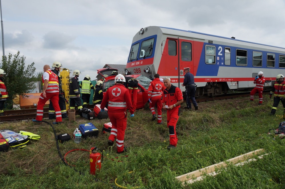 Der Zug erfasste das Auto und schliff es 40 Meter mit.