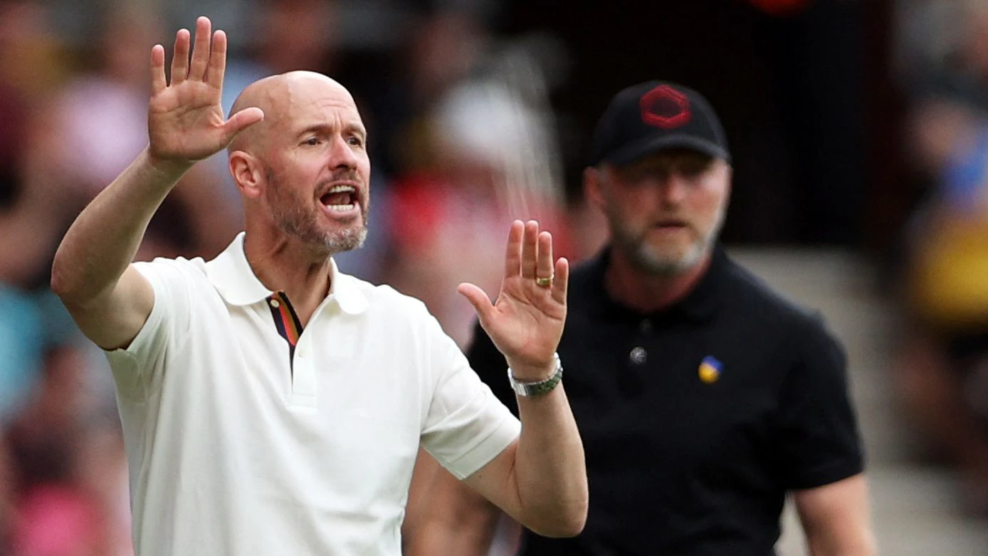 Erik ten Hag schlägt Ralph Hasenhüttl (r.).