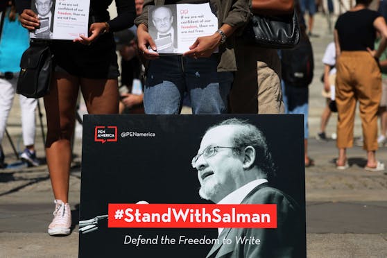 Menschen versammeln sich am 19. August 2022 in New York City an den Stufen der New York Public Library, um Unterstützung für Salman Rushdie zu zeigen.