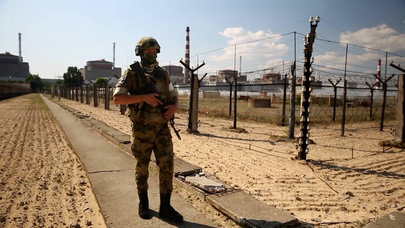 Die russische Nationalgarde patrouilliert vor dem von Russland kontrollierten Kernkraftwerk Saporischschja in der Nähe der Stadt Enerhodar in der Ukraine.