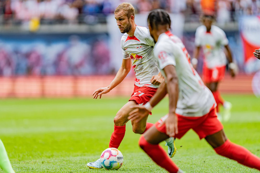 Konrad Laimer siegt mit RB Leipzig gegen den VFL Wolfsburg.