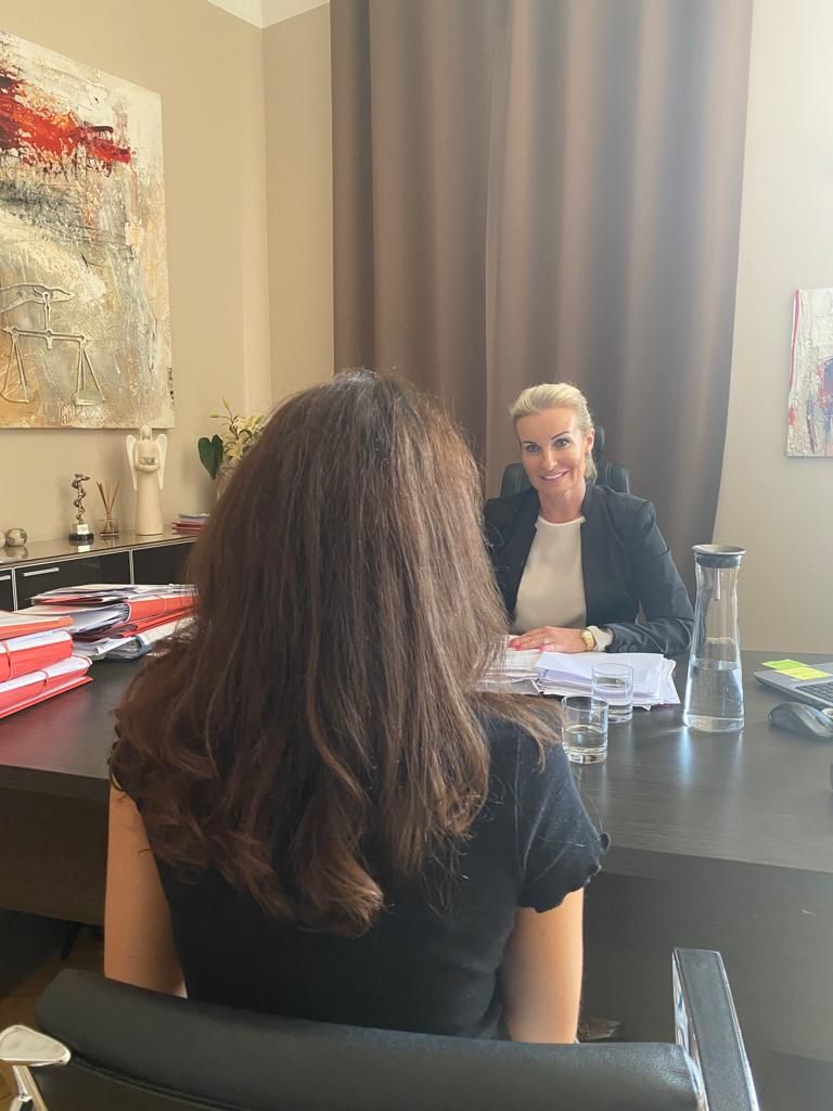 Anwältin Karin Prutsch mit der Patientin Caroline A.