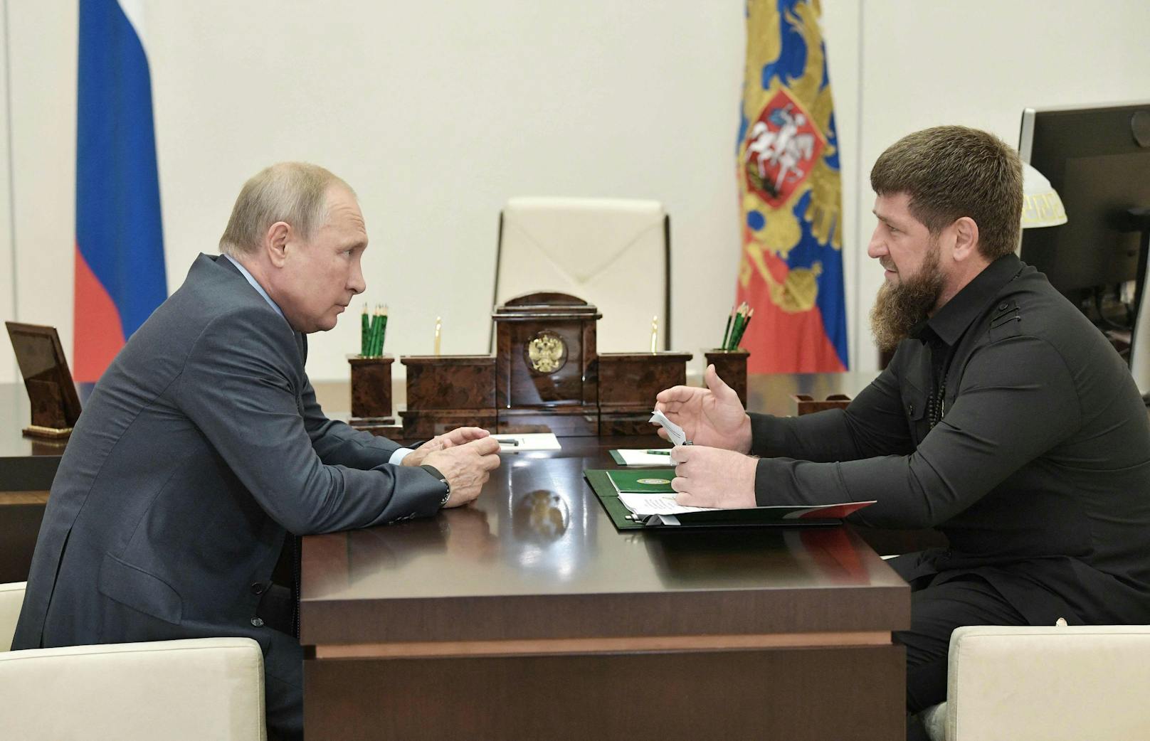 Der russische Präsident Wladimir Putin im Gespräch mit dem tschetschenischen Machthaber und Vertrauten Ramsan Kadyrow. (Archivbild)