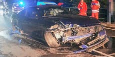Sportwagen geschrottet - Lenker flüchtet nach Crash