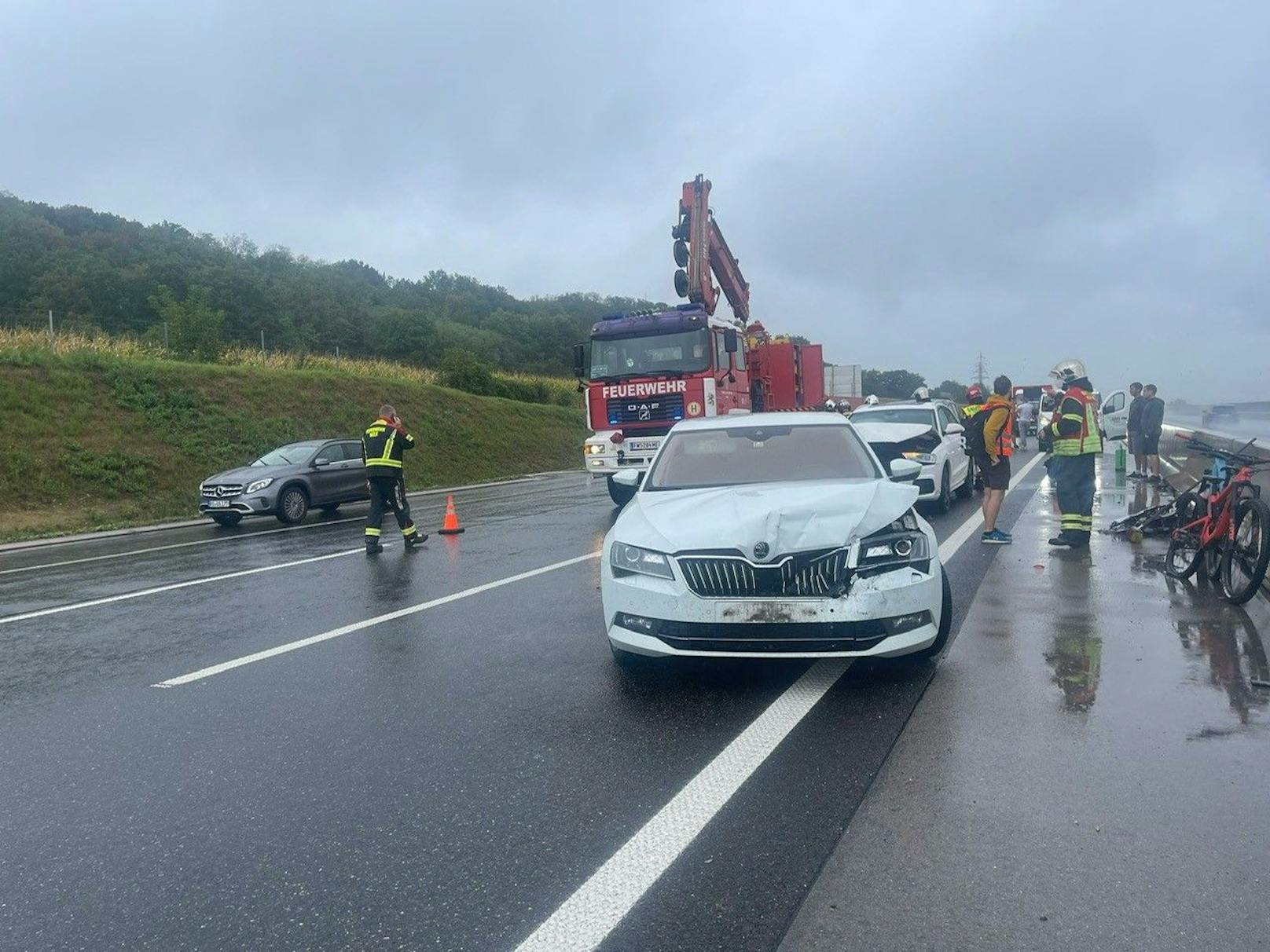 Blech und Scherben auf der A1: Mehrere Fahrzeuge waren in Unfall involviert.