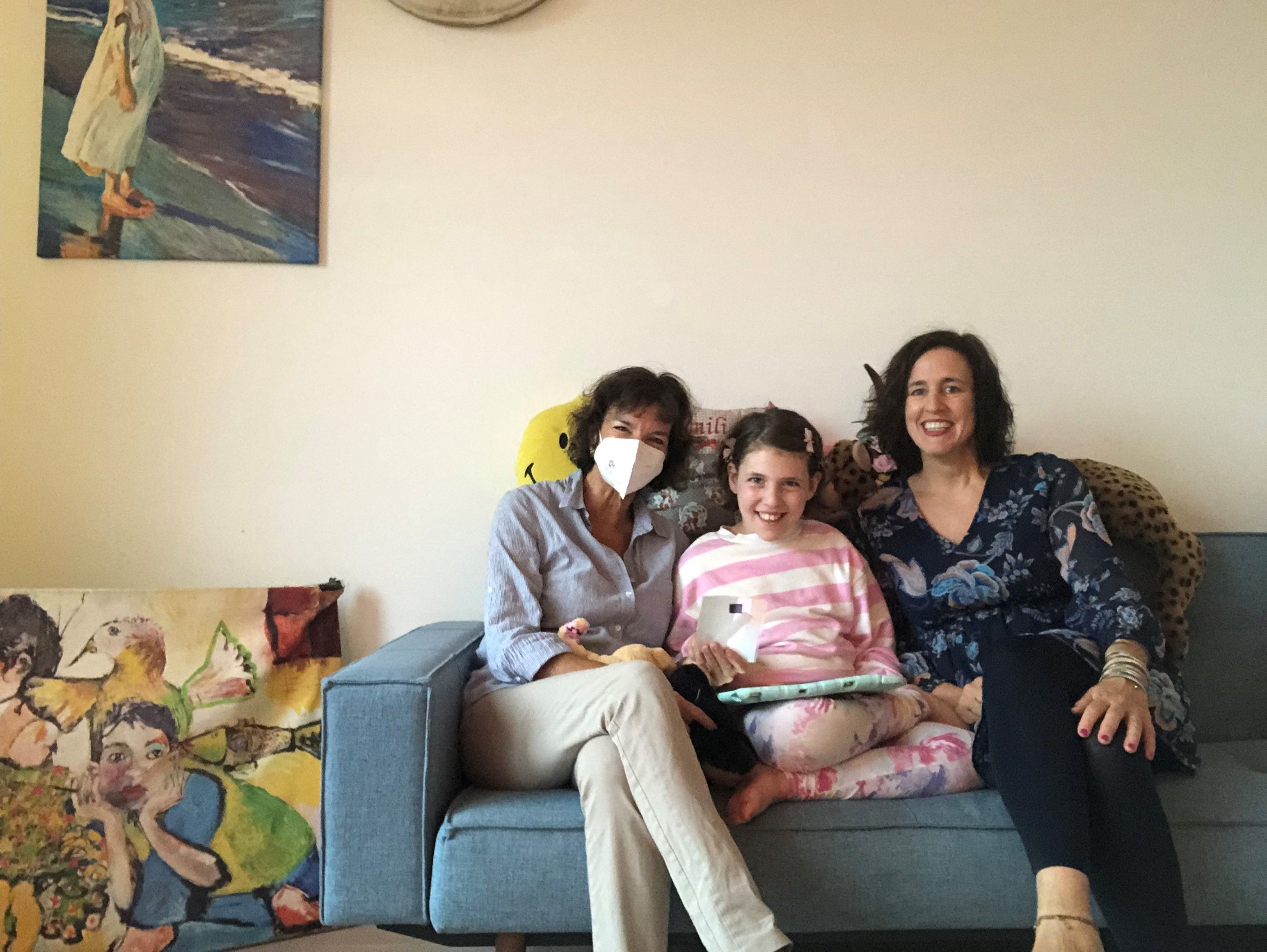 Betreuerin Monica mit Emilia und ihrer Mutter Lisa. Die drei sind mittlerweile ein eingespieltes Team.