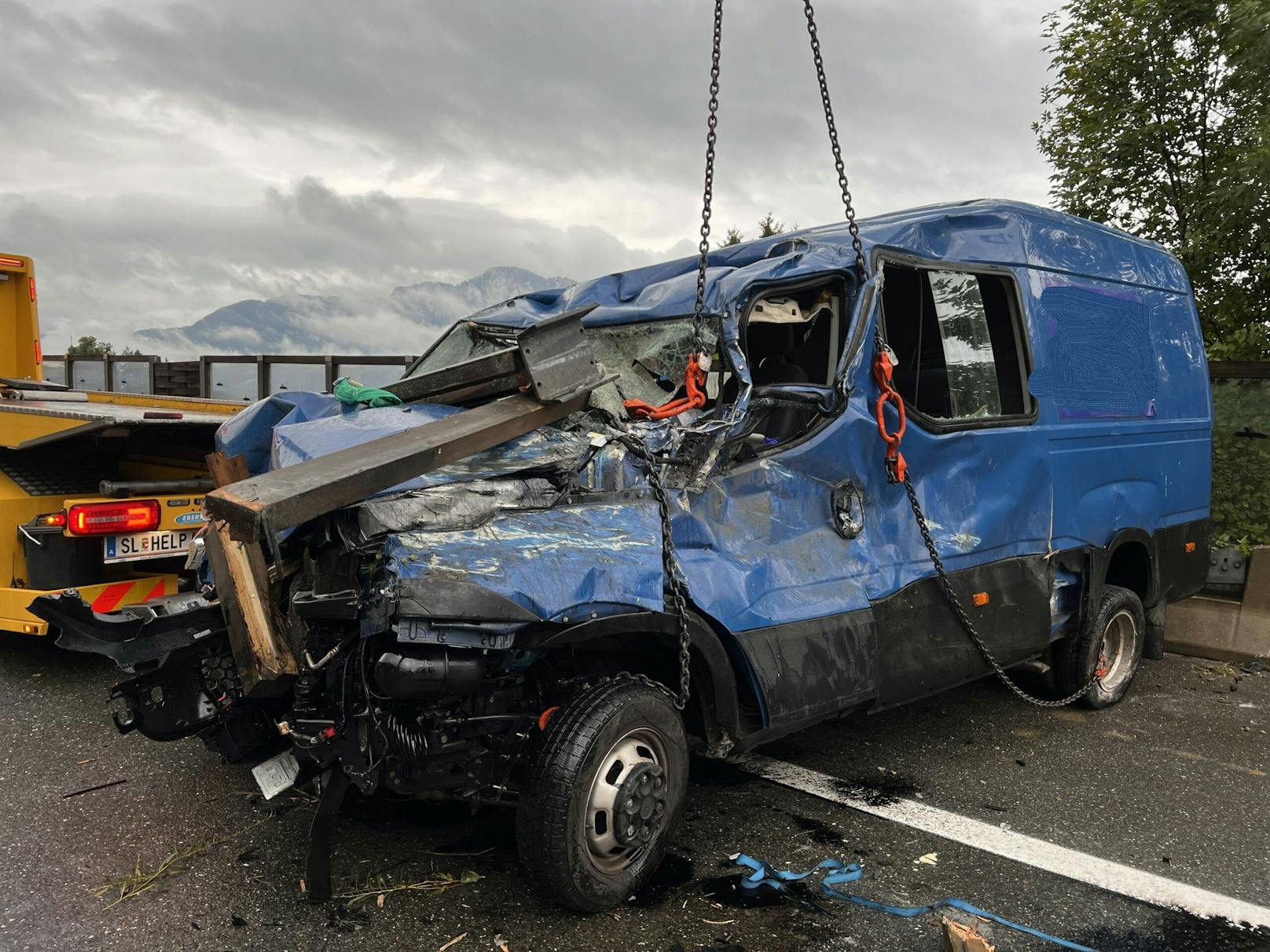 Vier Personen konnten aus dem Wagen gerettet werden, eine davon wurde verletzt.