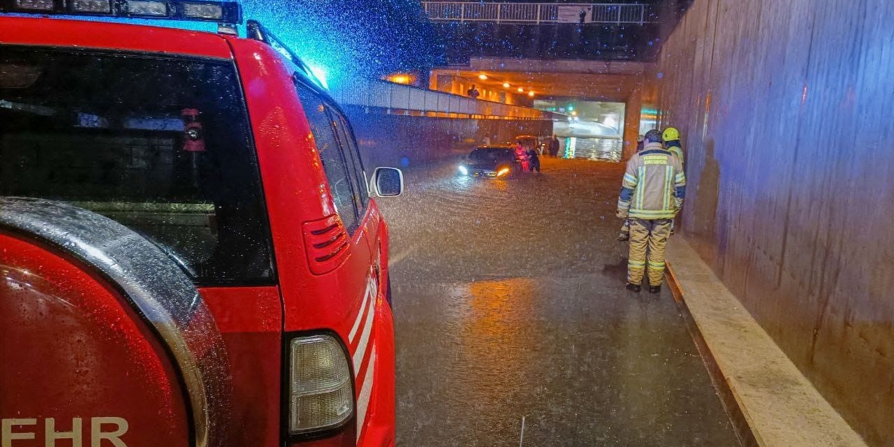 Unwetter Hochwasser Feuerwehr 