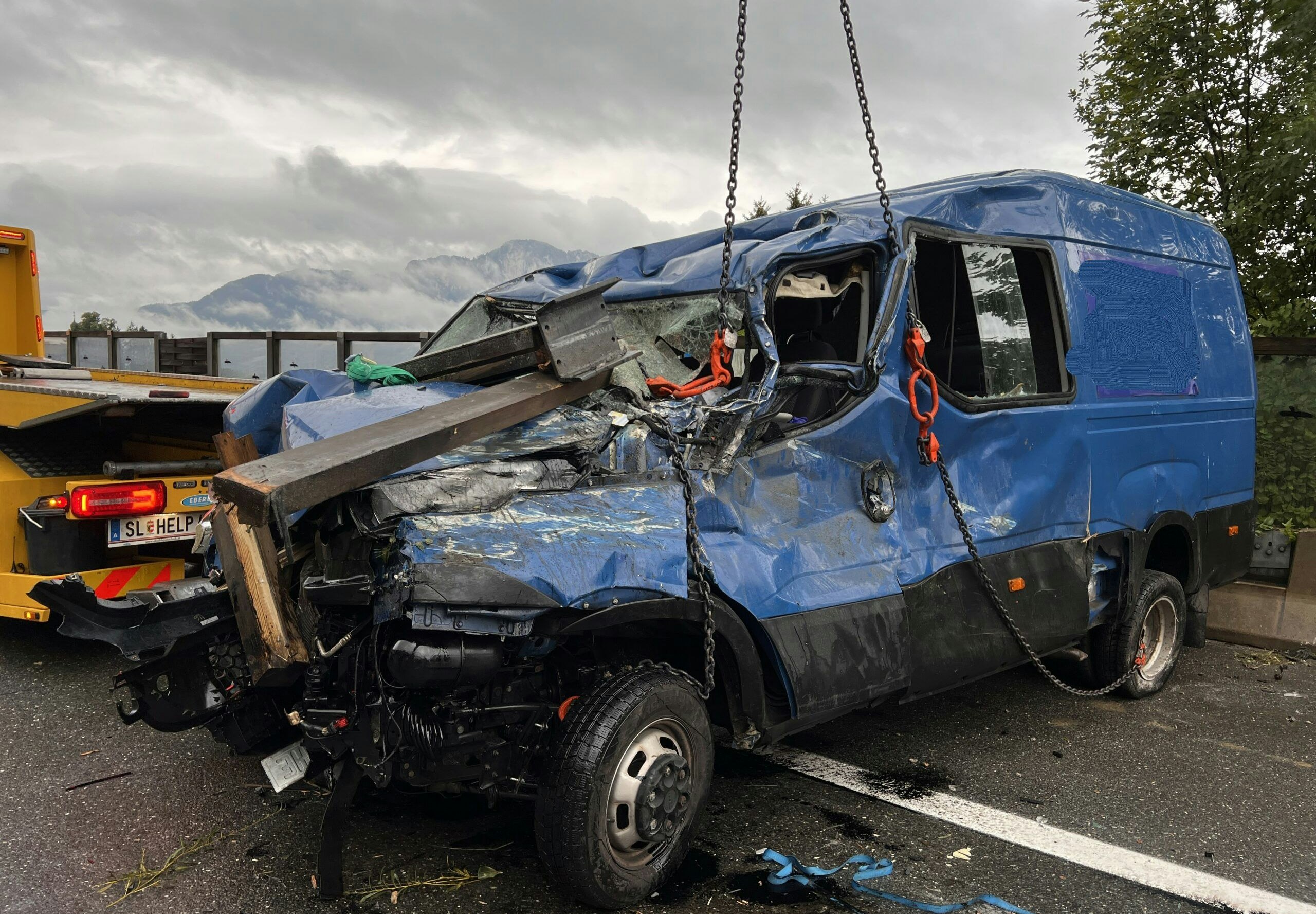 Schwerer Verkehrsunfall in der Nähe von Mondsee (Bez. Vöcklabruck) auf der A1.