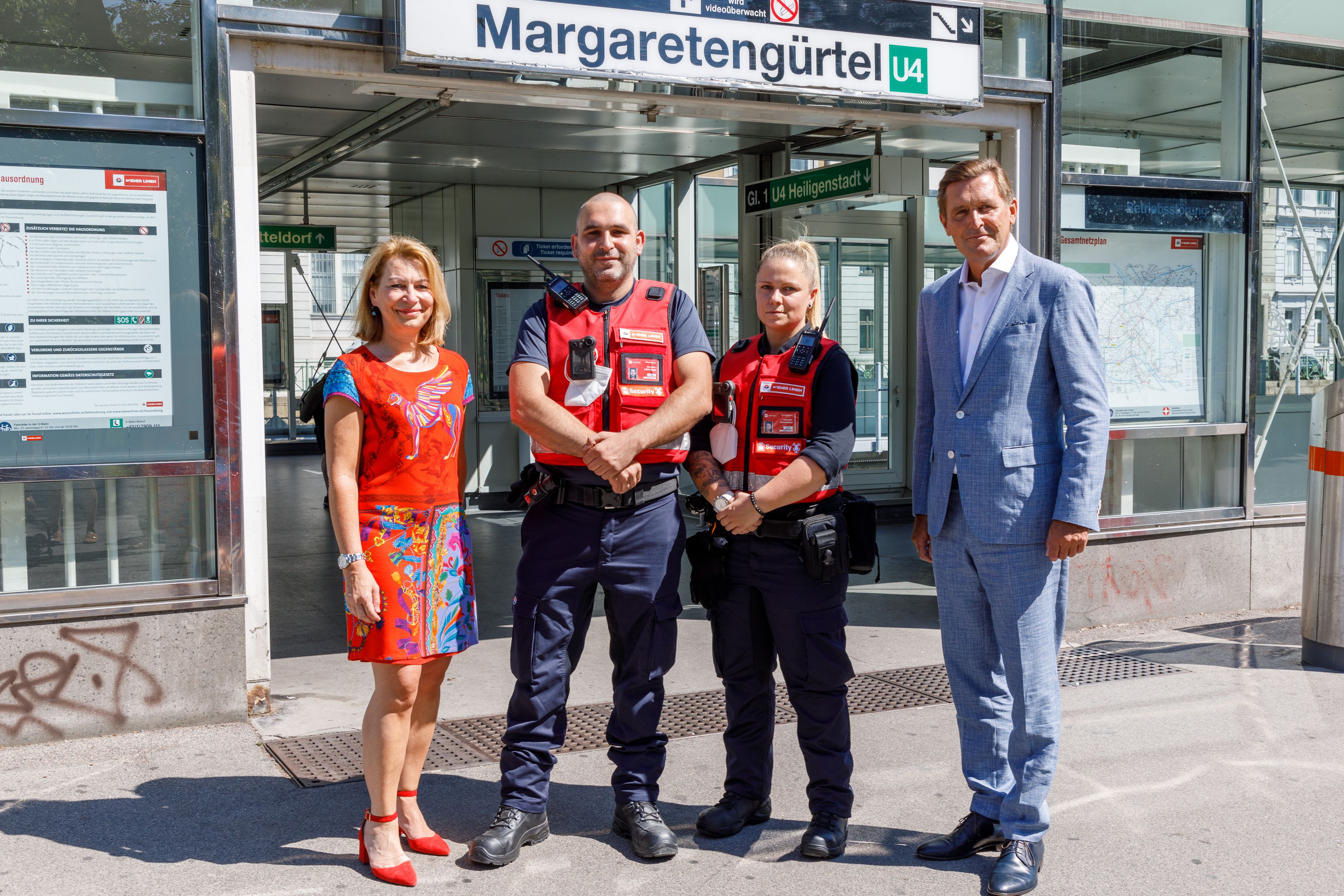 Geschäftsführerin Alexandra Reinagl, Mitarbeiter des Sicherheitsdienstes und Öffi-Stadtrat Peter Hanke (SP, v.li.)