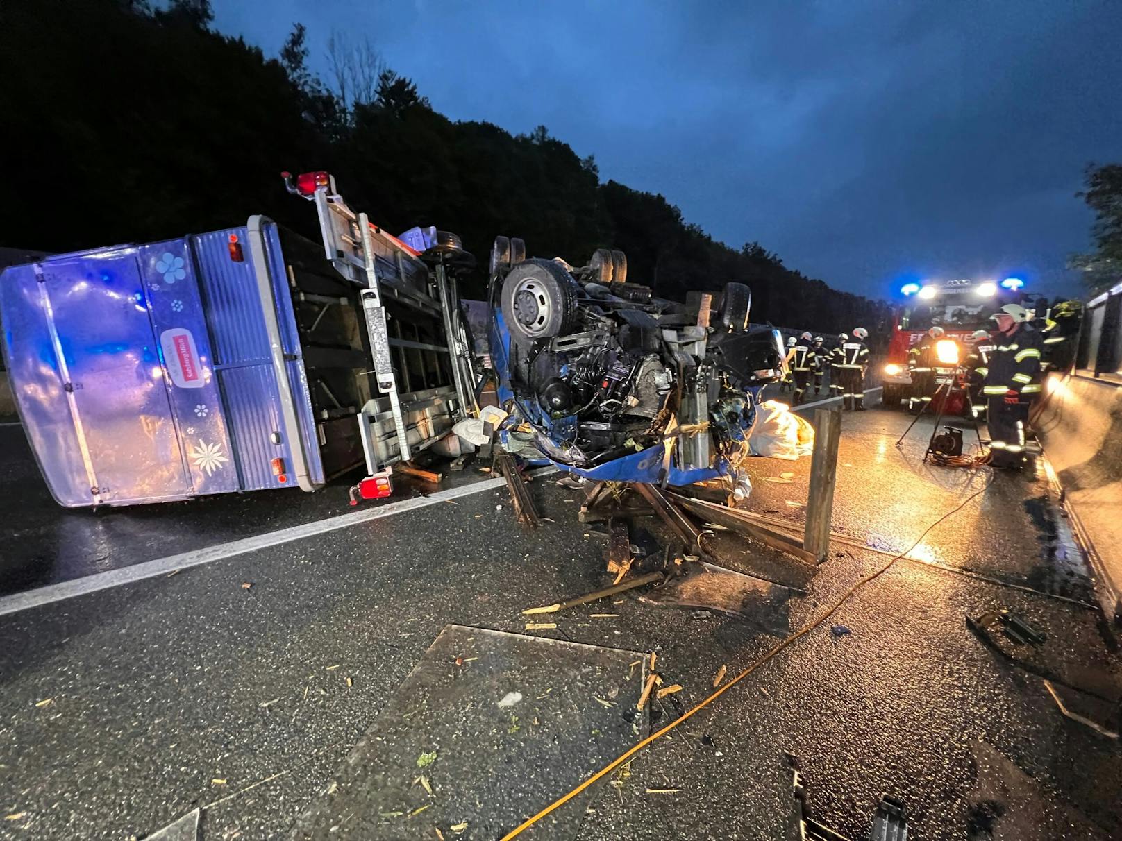 An der Unfallstelle fand die Feuerwehr verteilte Trümmer des Fahrzeuges und der Lärmschutzwand vor.