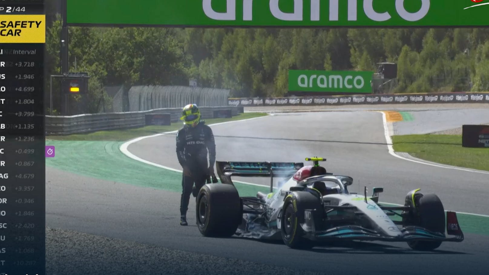 Lewis Hamilton muss seinen Mercedes abstellen.