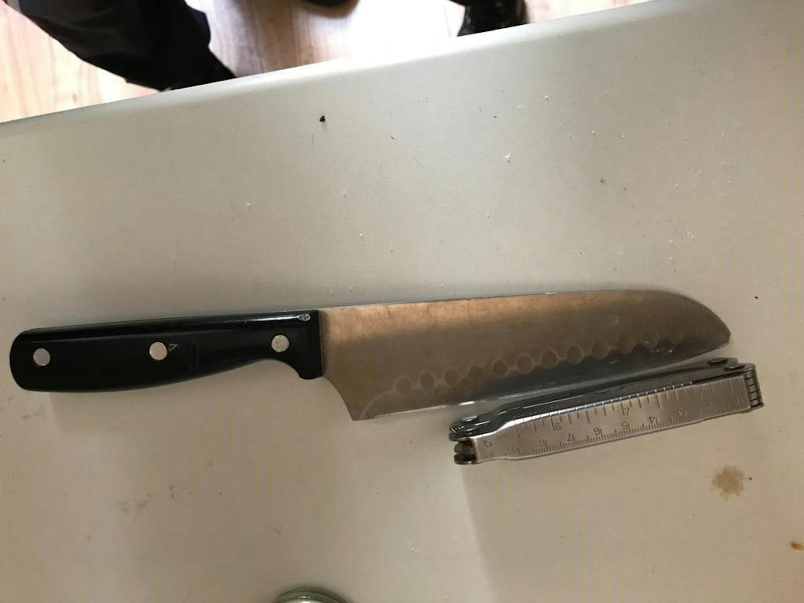 Dieses Messer stellten die Beamten in der Wohnung sicher. 