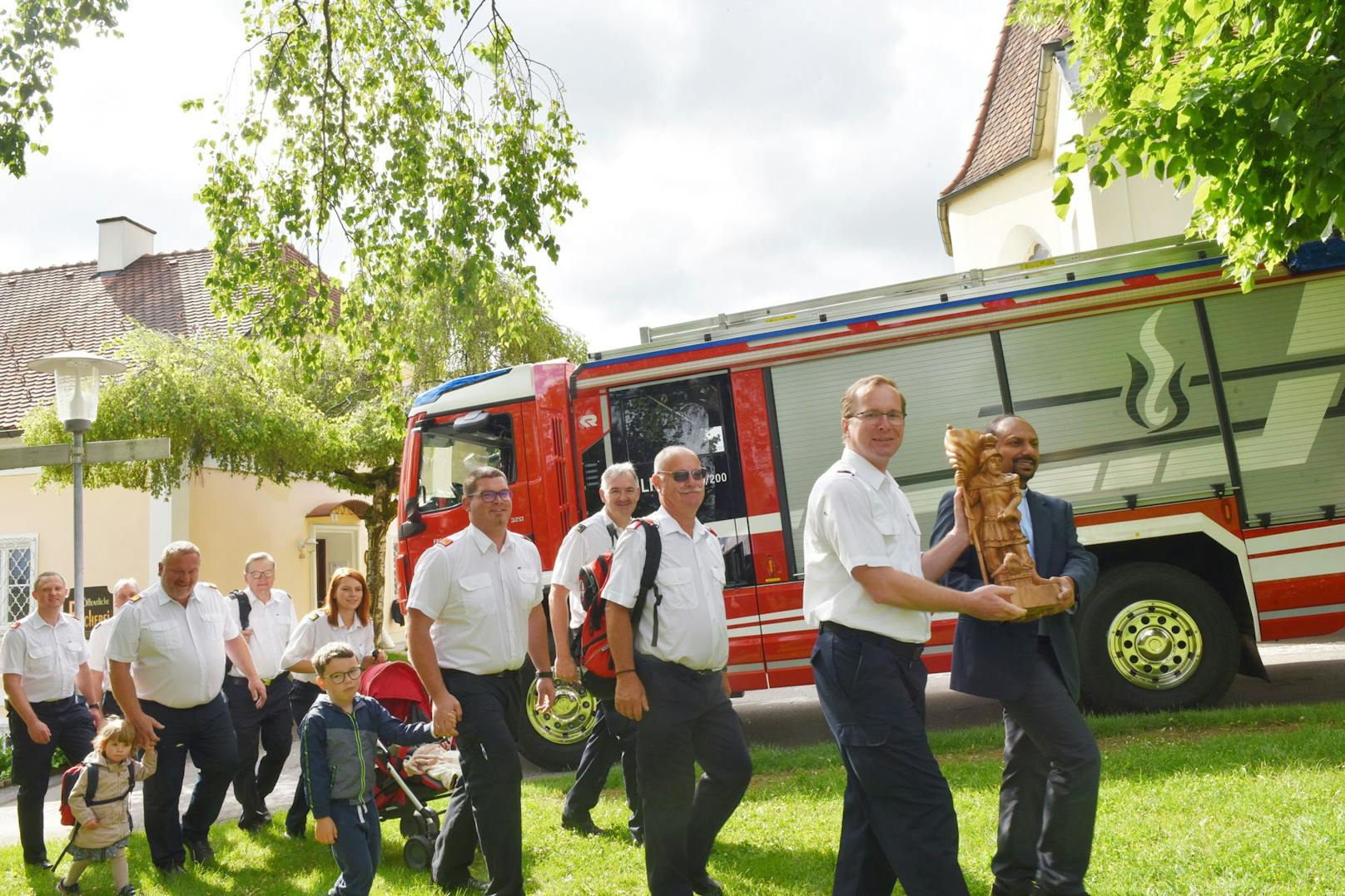 Florianimarsch: Mit Bezirksfeuerwehrkommandant Rudolf Katzengruber, Bezirksfeuerwehrkurat P. Georg Haumer und Mitglieder der FF Euratsfeld. Immer dabei: eine Statue des Heiligen Florian.