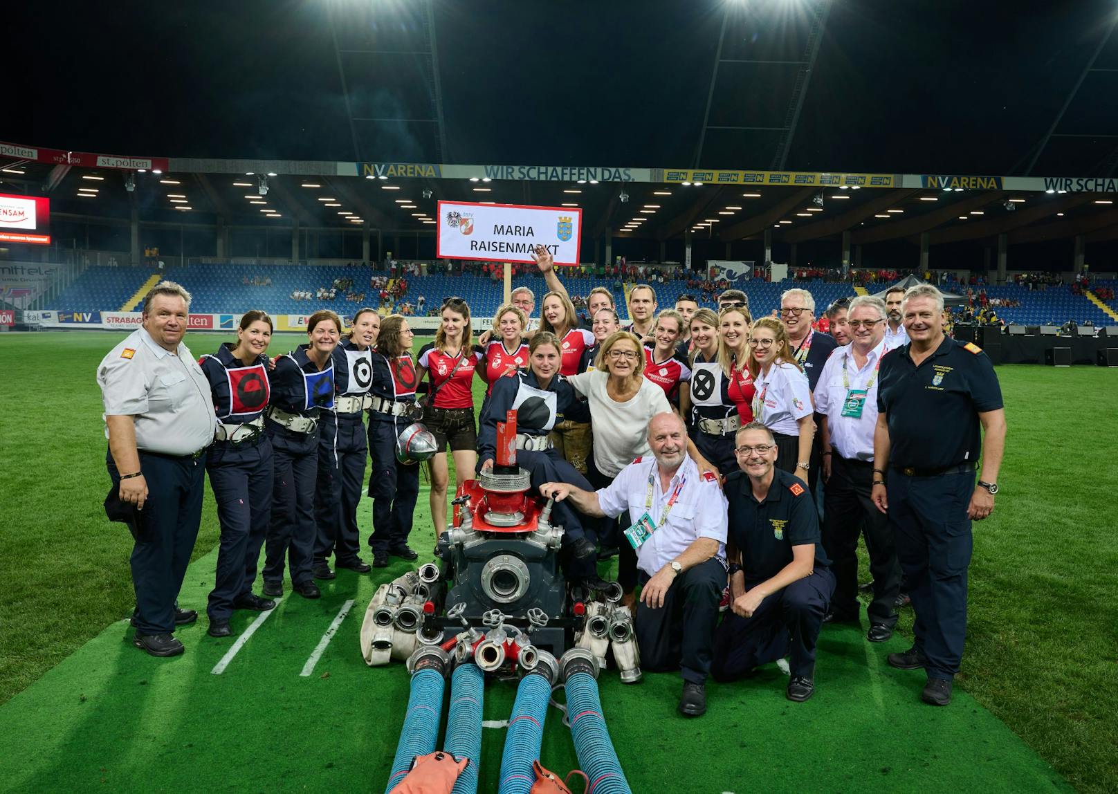 Landeshauptfrau Johanna Mikl-Leitner und weiter Ehrengäste gratulierten der Damenmannschaft der FF Maria Raisenmarkt zum Sieg im Fire-Cup Bewerb.