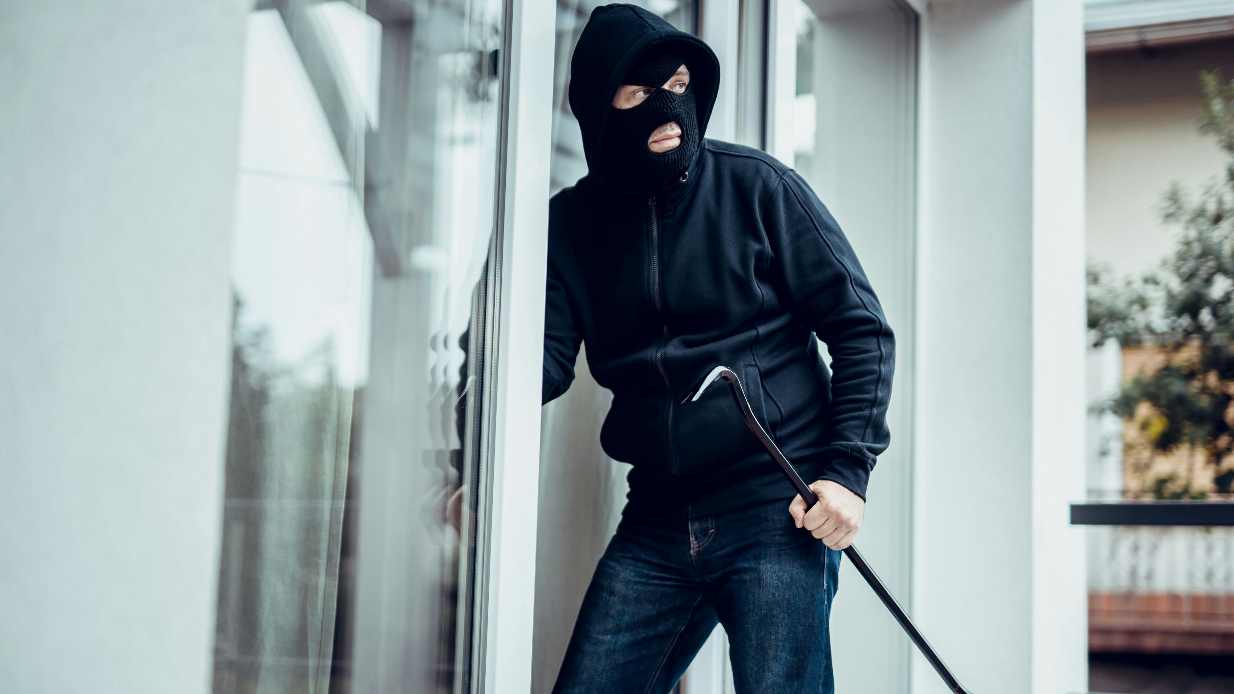 Robber breaks house door