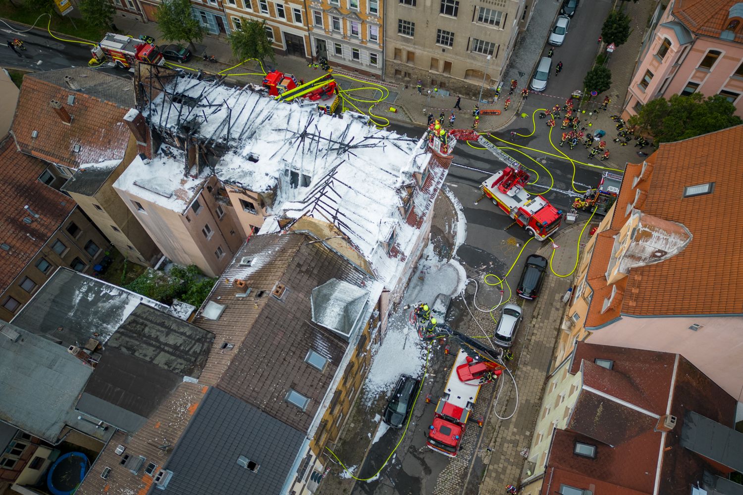 Am Sonntag brannte ein Mehrfamilienhaus in Thüringen. Nun stellte sich ein Mann der Polzei.