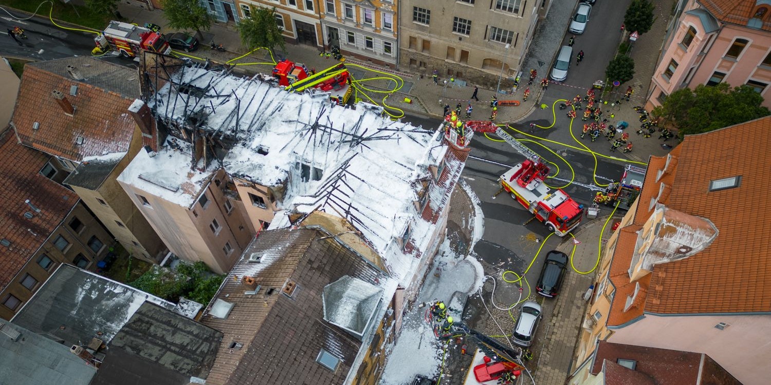 Am Sonntag brannte ein Mehrfamilienhaus in Thüringen. Nun stellte sich ein Mann der Polzei.
