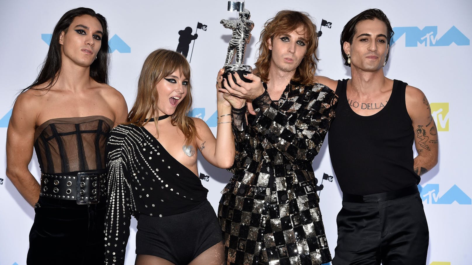 Hier war das Kleid wieder am rechten Platz: Italo-Rockband&nbsp;<strong>Måneskin</strong> sorgten bei den MTV Music Awards für einen Wow-Moment.