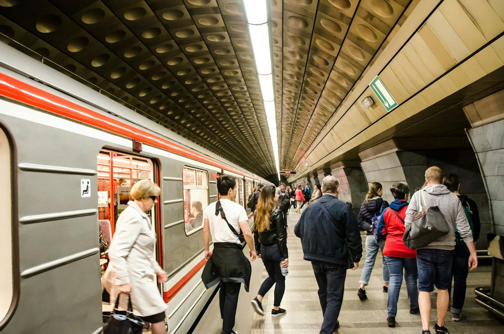 Wenn du öffentlich fährst, wäre es besser, einen Ausgang zu nehmen, der nicht so oft frequentiert wird. Daher lieber am besten hinten aussteigen.