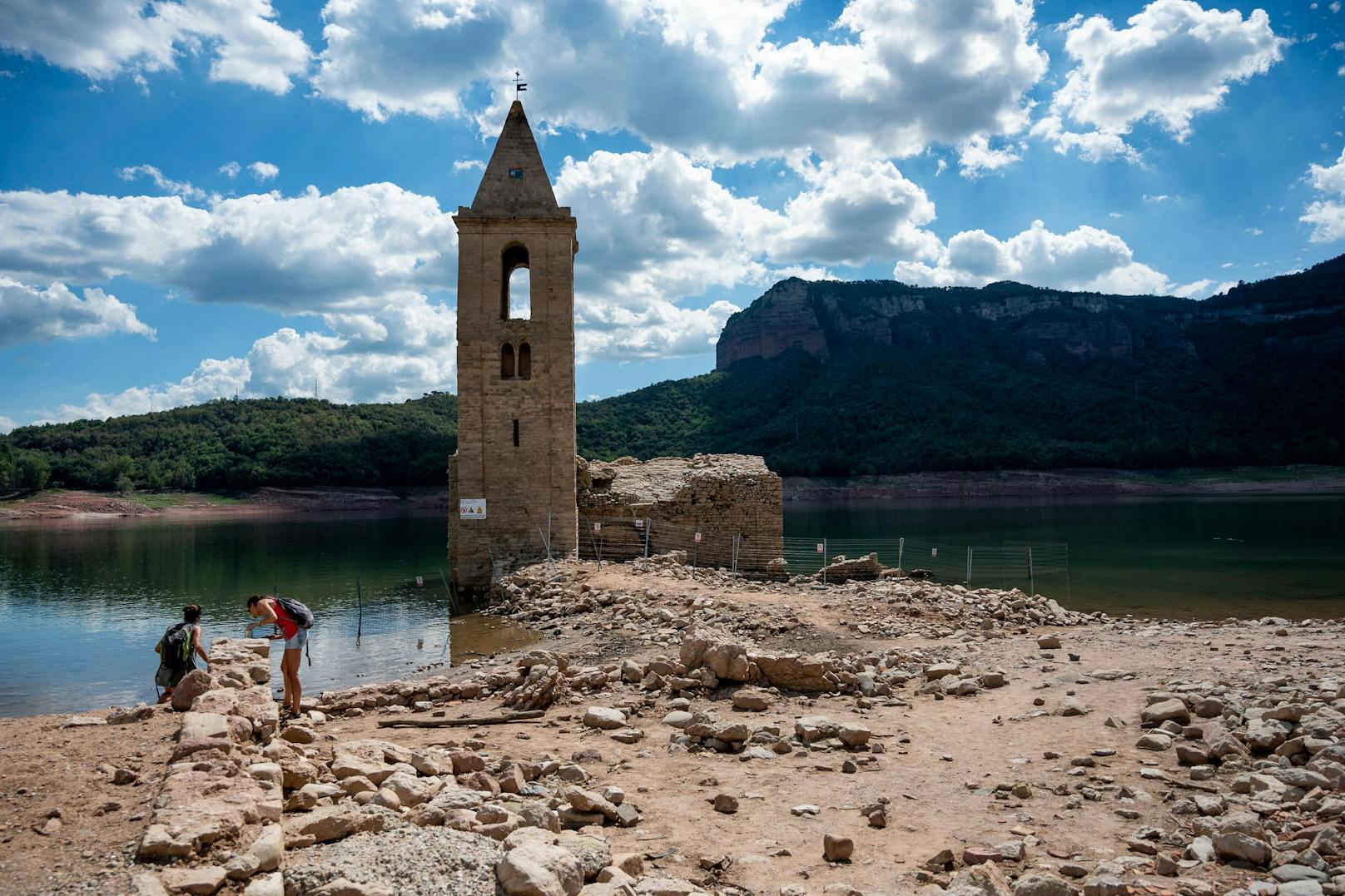 Aufgrund des niedrigen Wasserstands ist die alte Kirche Sant Romà de Sau in Spanien komplett aus dem Stausee aufgetaucht.