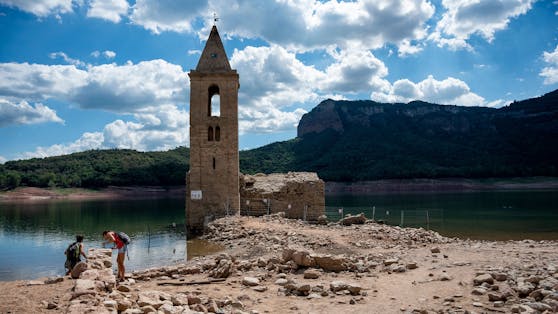 Aufgrund des niedrigen Wasserstands ist die alte Kirche Sant Romà de Sau in Spanien komplett aus dem Stausee aufgetaucht. Normalerweise ist nur die Spitze des Kirchturms zu sehen.