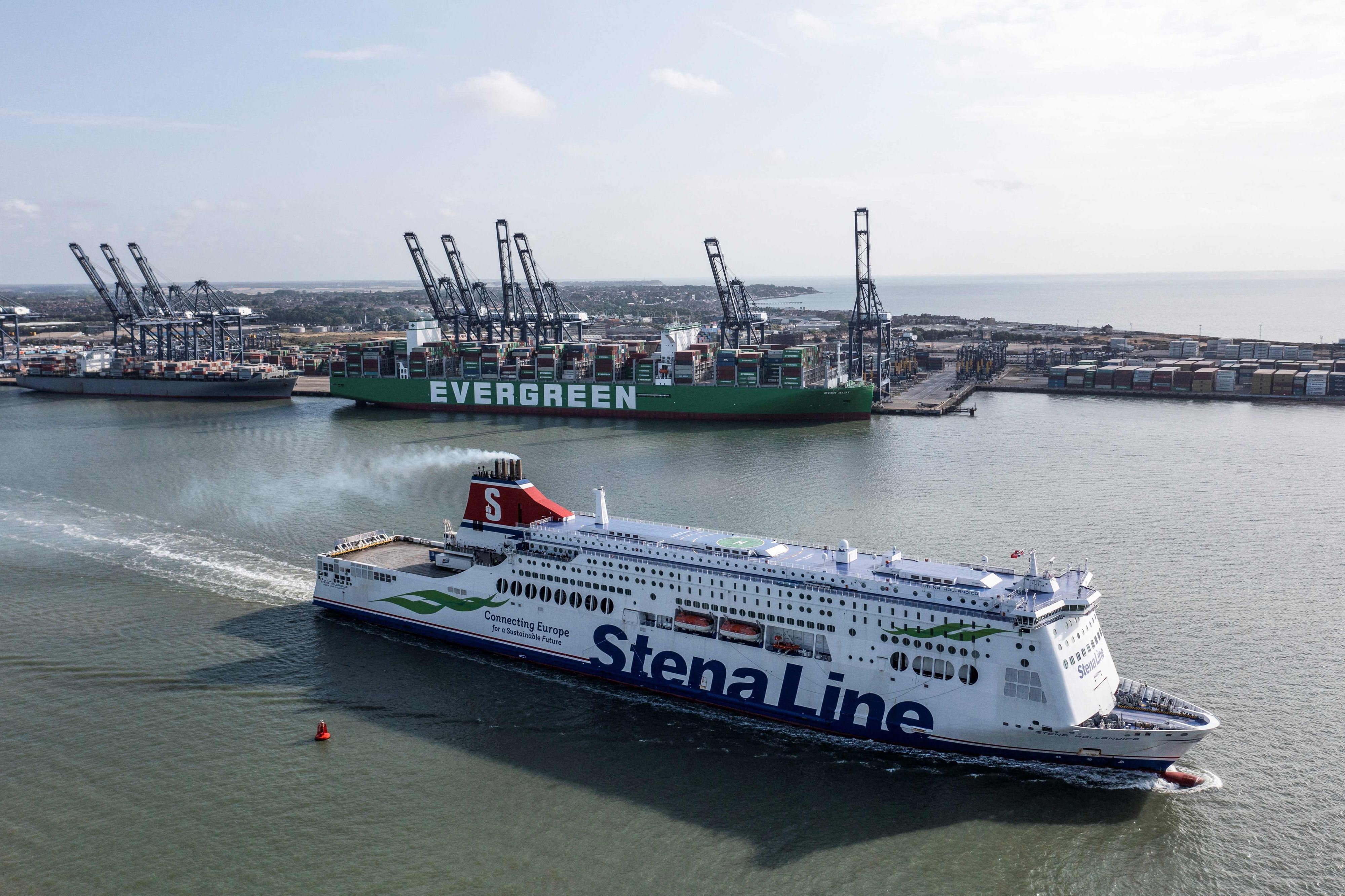 Download von www.picturedesk.com am 29.08.2022 (13:53).  An aerial photograph taken on August 22, 2022 shows a Stena Line ferry sailing past the.the Ever Alot container ship docked by stopped container loading cranes at the empty UK's largest freight port, in Felixstowe, during a dock workers eight-day strike over pay. - Workers at Britain's biggest container port, Felixstowe, began on August 21, 2022 an eight-day strike over pay, in the latest industrial action as decades-high inflation intensifies the country's cost-of-living crisis. Nearly 2,000 unionised employees at the port in eastern England, including crane drivers, machine operators and stevedores, started their walkout Sunday morning in the first strike at Felixstowe since 1989. (Photo by Ben Stansall / AFP) - 20220822_PD1616 - Rechteinfo: Rights Managed (RM) Nur für redaktionelle Nutzung! Werbliche Nutzung erfordert Freigabe: bitte schicken Sie uns eine Anfrage.
