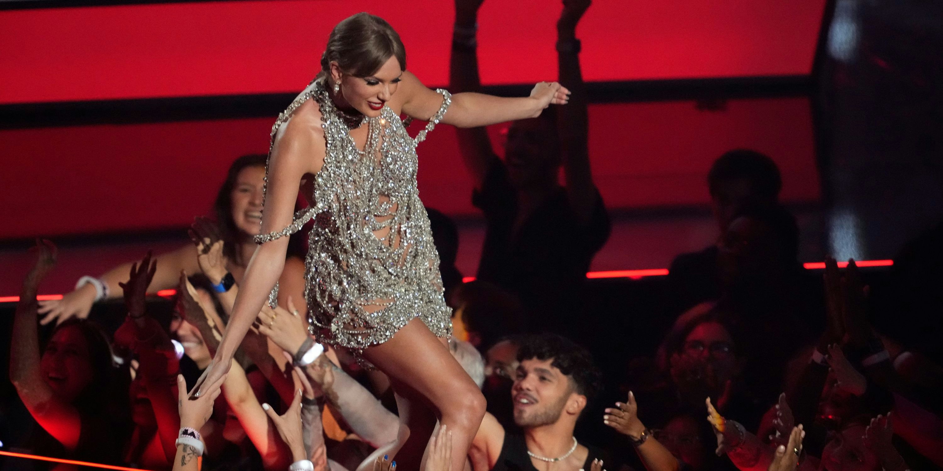 Taylor Swift holte sich drei Preise und kündigte überraschend ihr neues Album an. "Midnights" erzählt die Geschichte von 13 schlaflosen Nächten.