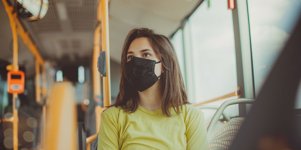 Bleibe am besten auf deinen Platz sitzen. So kommst du nicht in Kontakt mit mehren Menschen. Das schützt nicht nur dich, sondern auch andere vor einer Ansteckung.