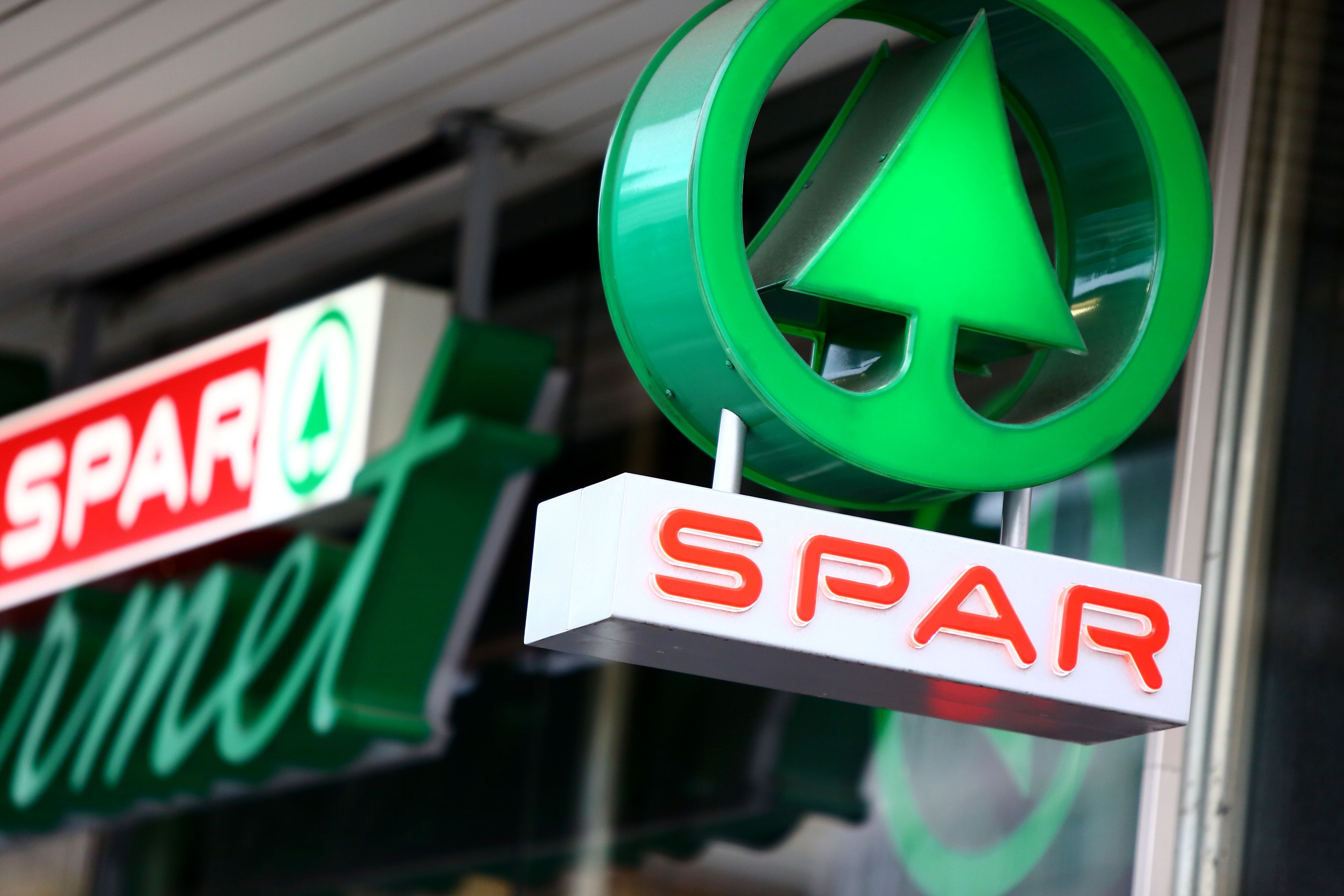 "Gier der Konzerne" – der Spar-Chef hält es für denkbar, gewisse Produkte aus den Regalen zu entfernen.