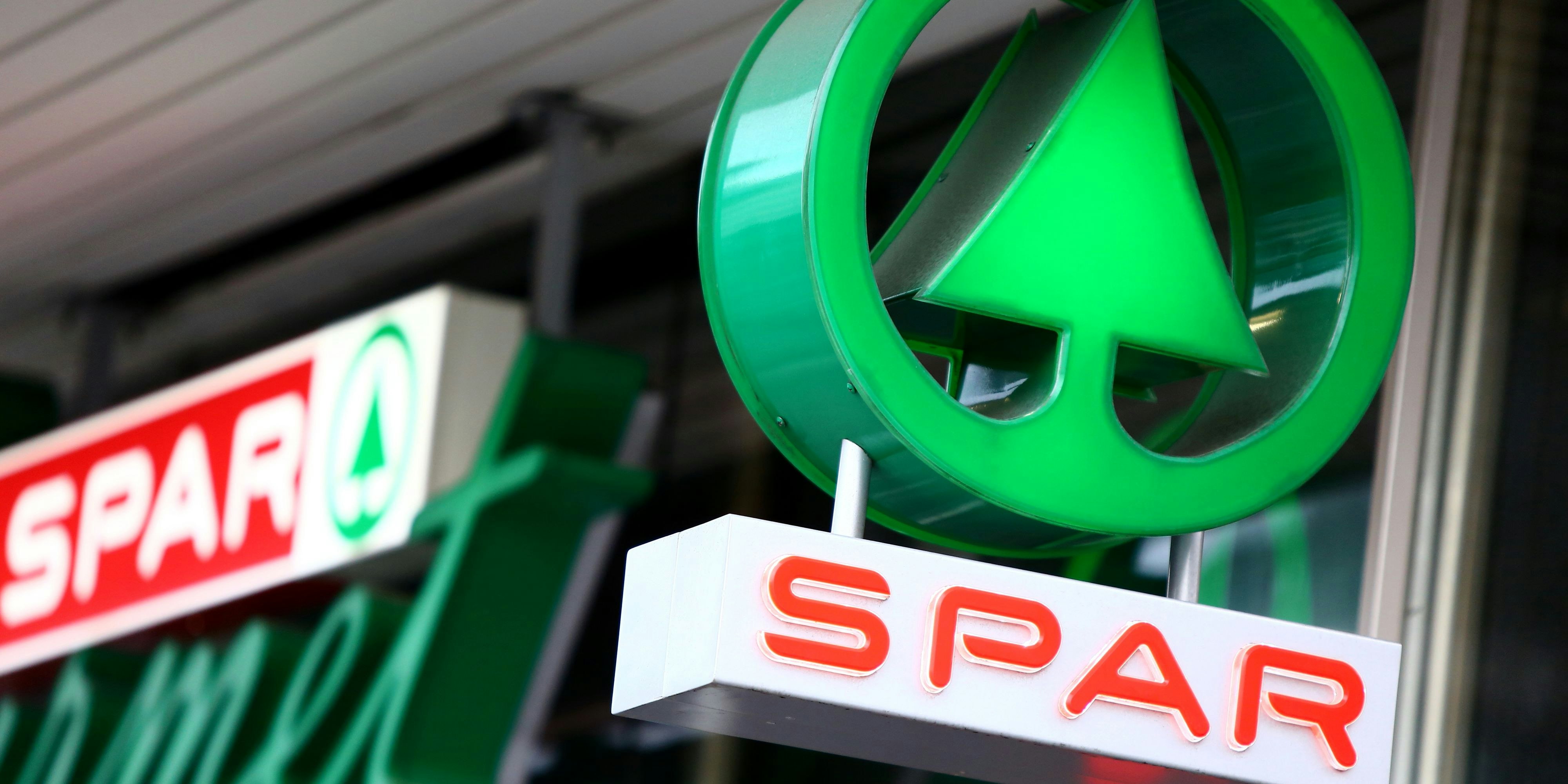 "Gier der Konzerne" – der Spar-Chef hält es für denkbar, gewisse Produkte aus den Regalen zu entfernen.