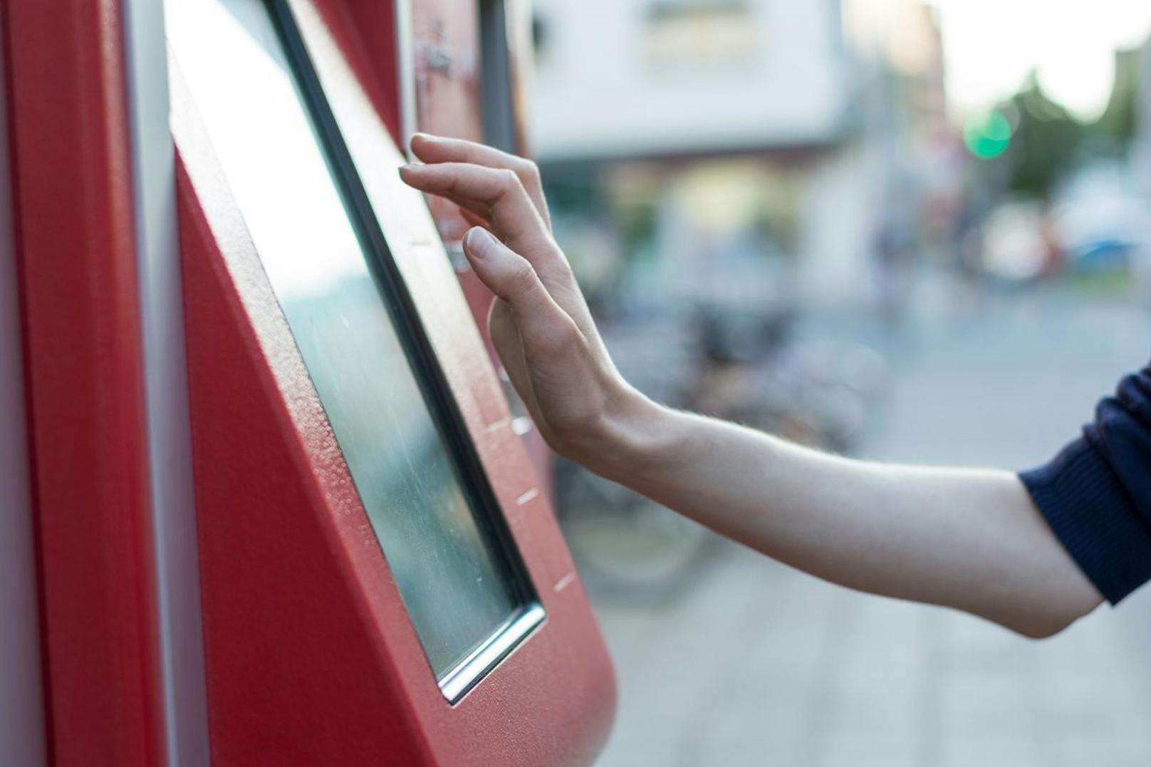 Finger weg von Ticket-Automaten und zahle lieber über dein Smartgerät mit einer App. So kommst du nicht in Kontakt mit den Kartenautomaten, den viele weitere Personen verwenden.