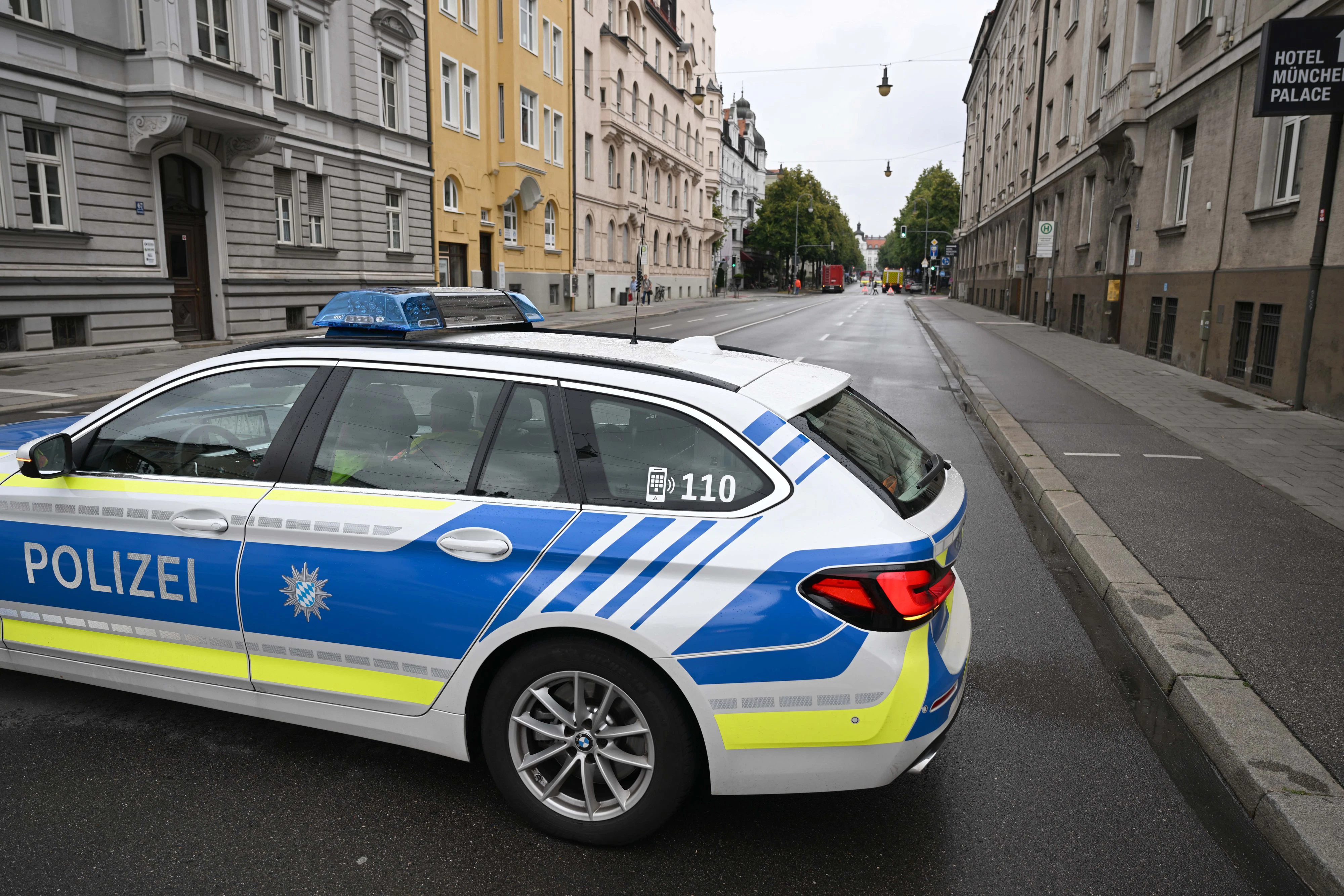 Download von www.picturedesk.com am 29.08.2022 (11:49).  20 August 2022, Bavaria, Munich: Police close off Prinzregentenstrasse after a fire on the second floor of the Prinzregenten Stadium. The wellness area is located on the second floor of the building. Photo: Felix Hörhager/dpa - 20220820_PD1146 - Rechteinfo: Rights Managed (RM)