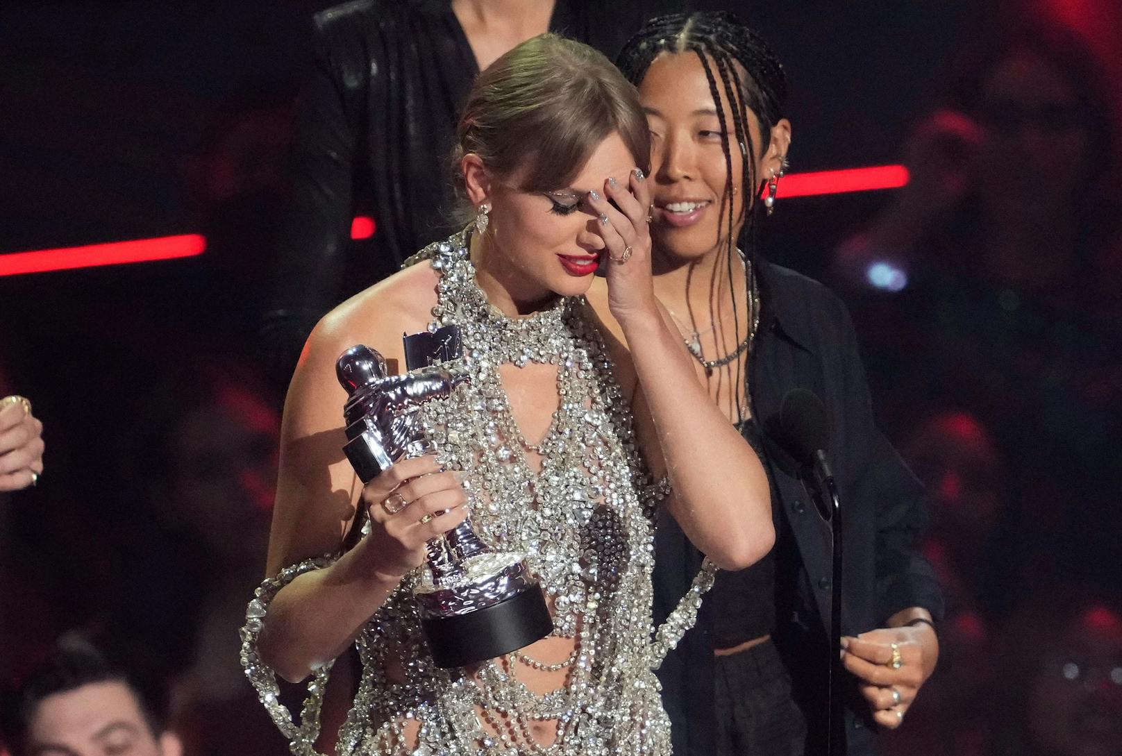 Taylor Swift erhält den MTV Mausic Award für das Video des Jahres "All Too Well" (10 Minute Version) (Taylor's Version).