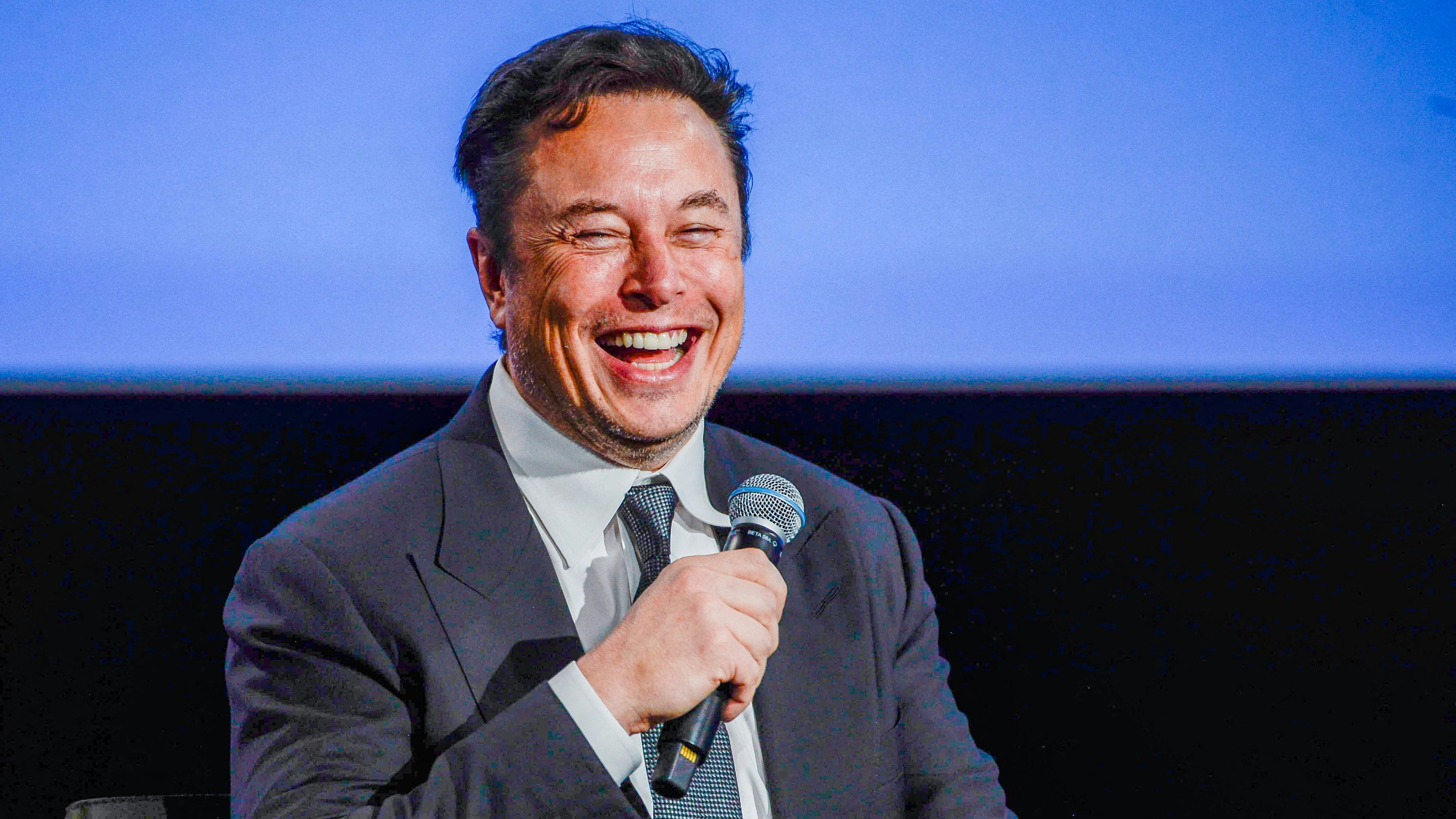 Download von www.picturedesk.com am 29.08.2022 (18:54).  Tesla CEO Elon Musk smiles as he addresses guests at the Offshore Northern Seas 2022 (ONS) meeting in Stavanger, Norway on August 29, 2022. - The meeting, held in Stavanger from August 29 to September 1, 2022, presents the latest developments in Norway and internationally related to the energy, oil and gas sector. (Photo by Carina Johansen / NTB / AFP) / Norway OUT - 20220829_PD2045 - Rechteinfo: Rights Managed (RM) Nur für redaktionelle Nutzung! Werbliche Nutzung erfordert Freigabe: bitte schicken Sie uns eine Anfrage.