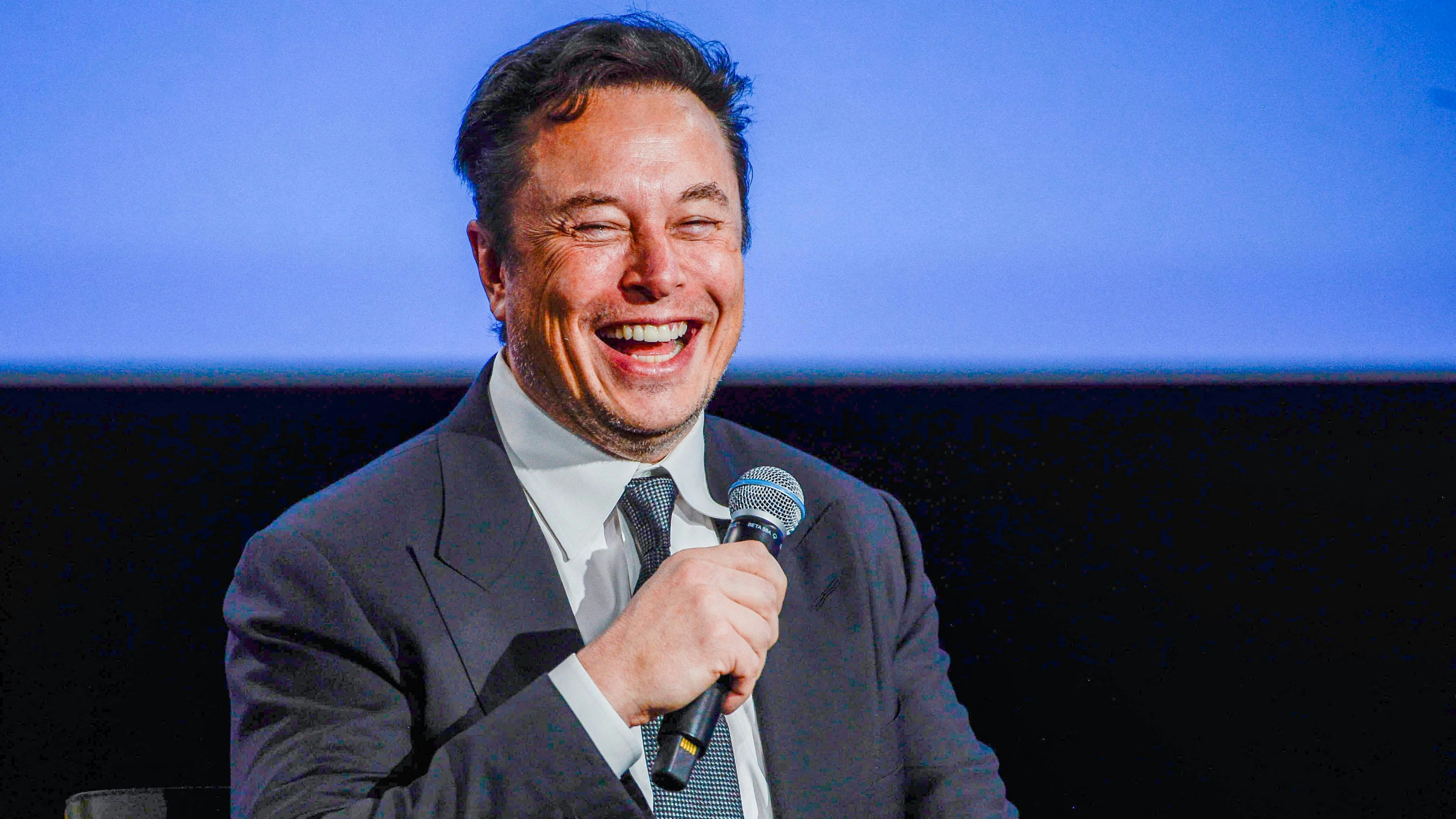 Download von www.picturedesk.com am 29.08.2022 (18:54).  Tesla CEO Elon Musk smiles as he addresses guests at the Offshore Northern Seas 2022 (ONS) meeting in Stavanger, Norway on August 29, 2022. - The meeting, held in Stavanger from August 29 to September 1, 2022, presents the latest developments in Norway and internationally related to the energy, oil and gas sector. (Photo by Carina Johansen / NTB / AFP) / Norway OUT - 20220829_PD2045 - Rechteinfo: Rights Managed (RM) Nur für redaktionelle Nutzung! Werbliche Nutzung erfordert Freigabe: bitte schicken Sie uns eine Anfrage.