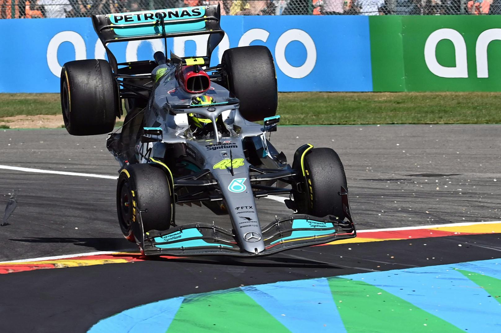 Lewis Hamilton (Mercedes) - Note: 0. Der Rekordchampion erwischte einen Raketenstart und zog auf der Kemel Straight neben Alonso, doch dann ging ihm der Platz aus, Unterboden kaputt und Aufgabe.